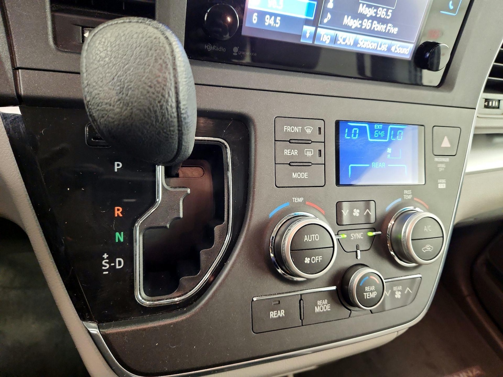2015 Toyota Sienna LE - Photo 16