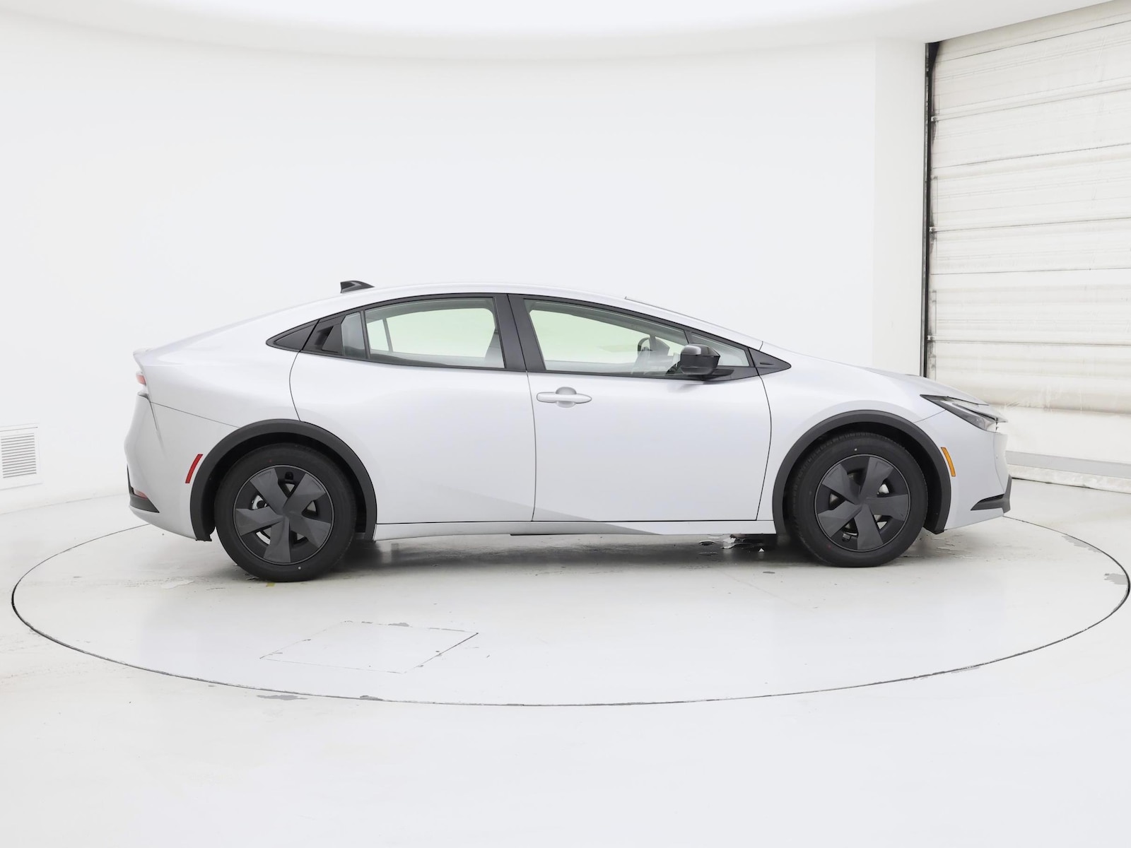 2026 Toyota Prius LE - Photo 8