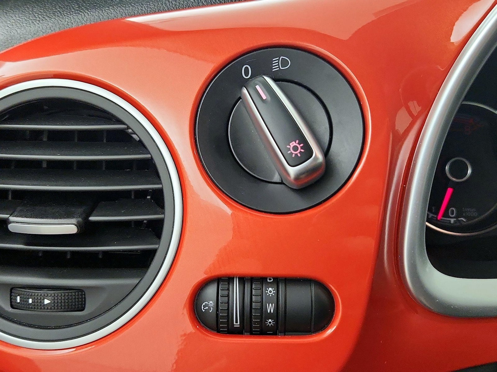 2019 Volkswagen Beetle S - Photo 12