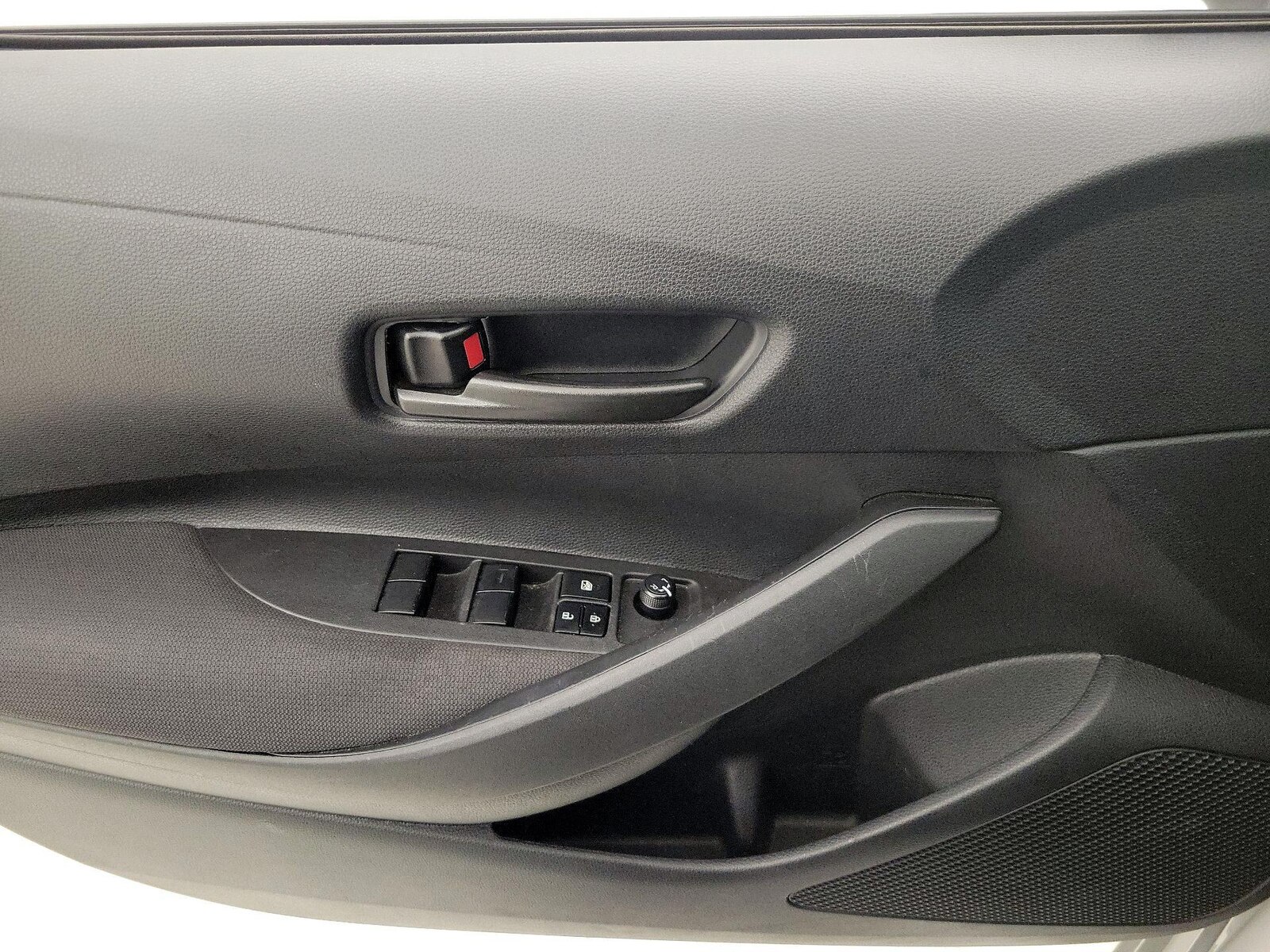 2025 Toyota Corolla LE - Photo 13