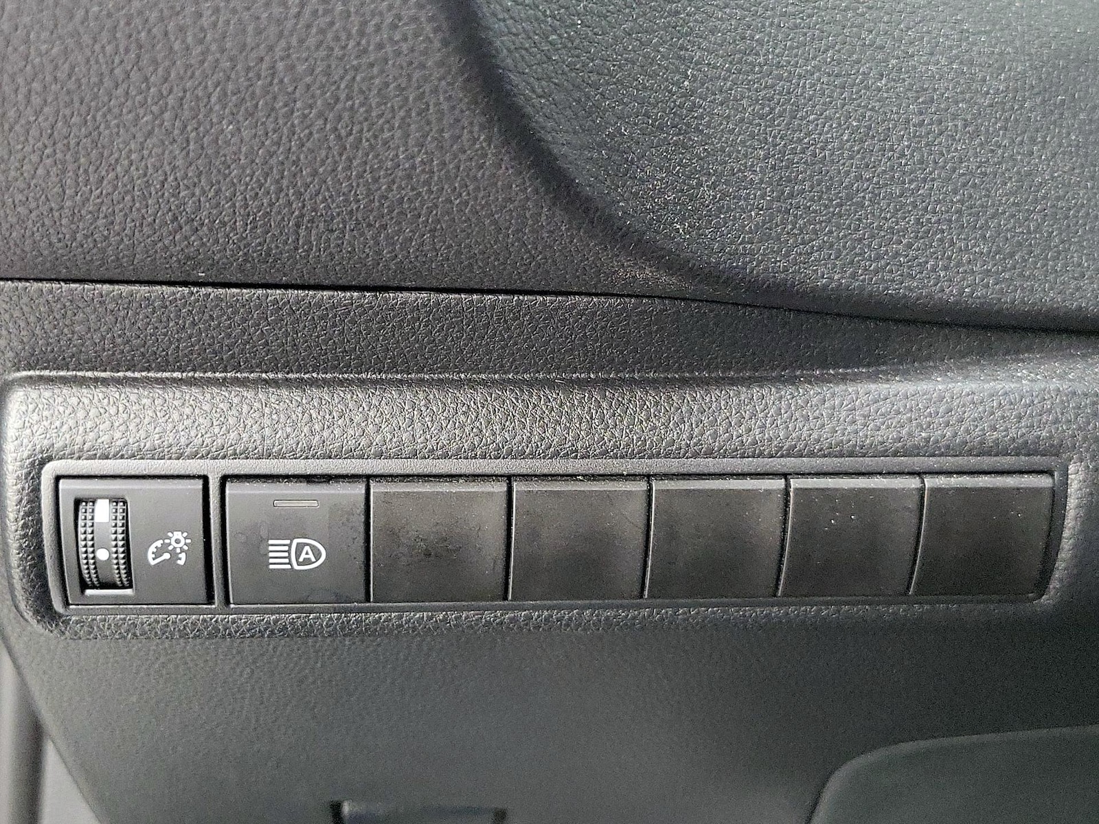 2025 Toyota Corolla LE - Photo 14