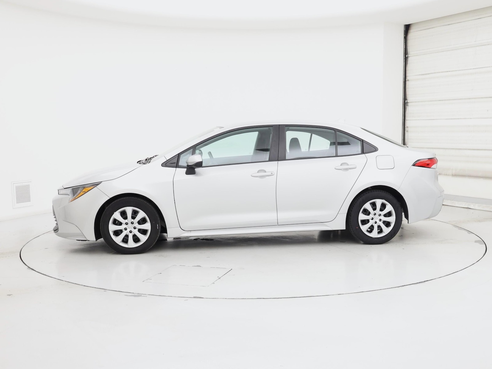 2025 Toyota Corolla LE - Photo 4