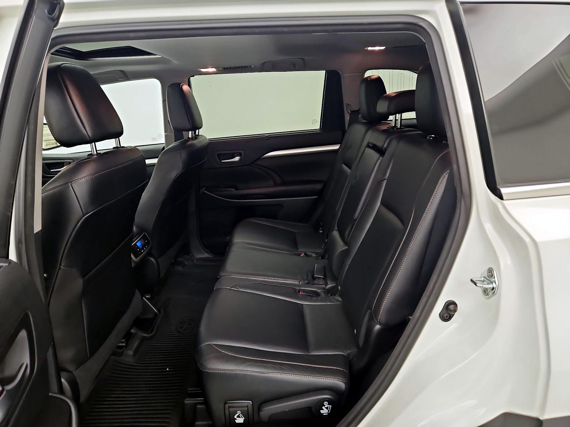 Thumbnail: 2016 Toyota Highlander - 20