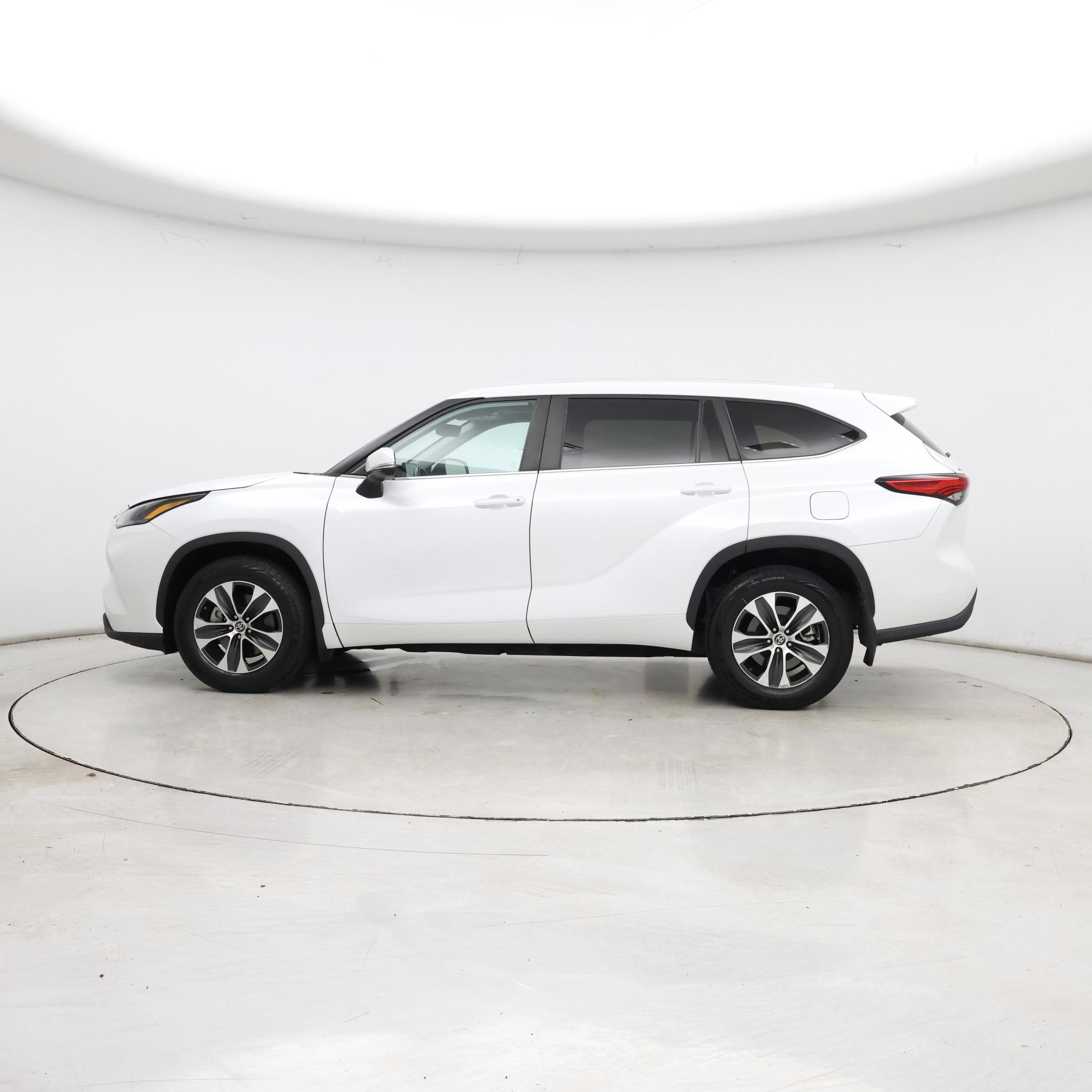 Thumbnail: 2023 Toyota Highlander - 3