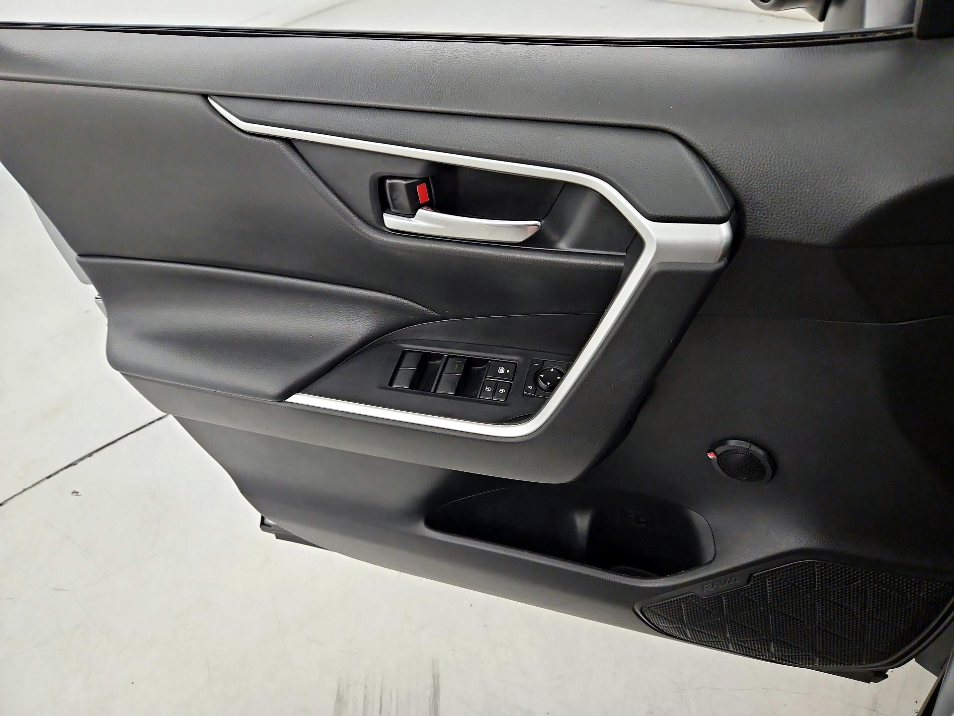 Thumbnail: 2020 Toyota RAV4 - 12