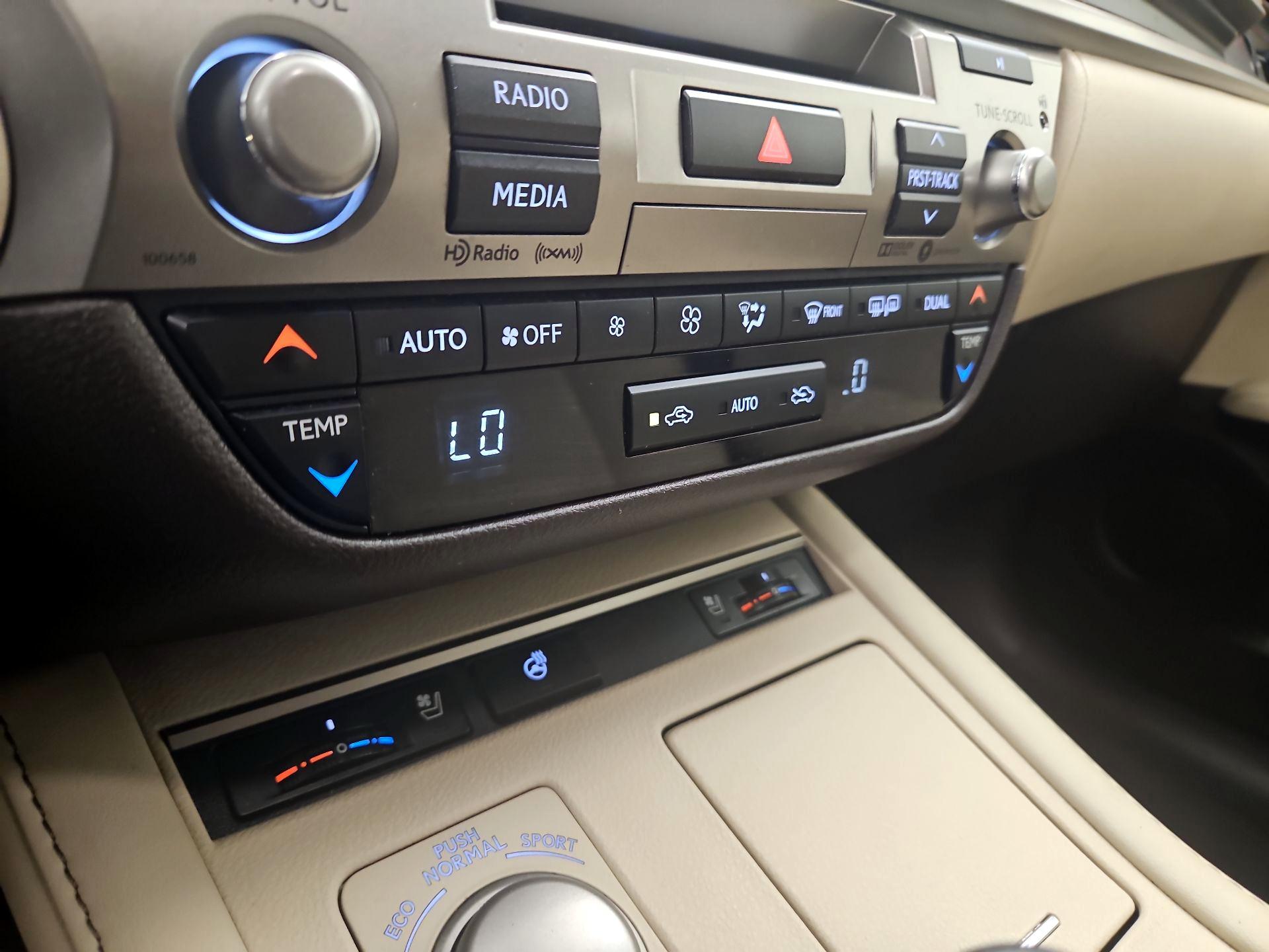 Thumbnail: 2017 Lexus ES - 16