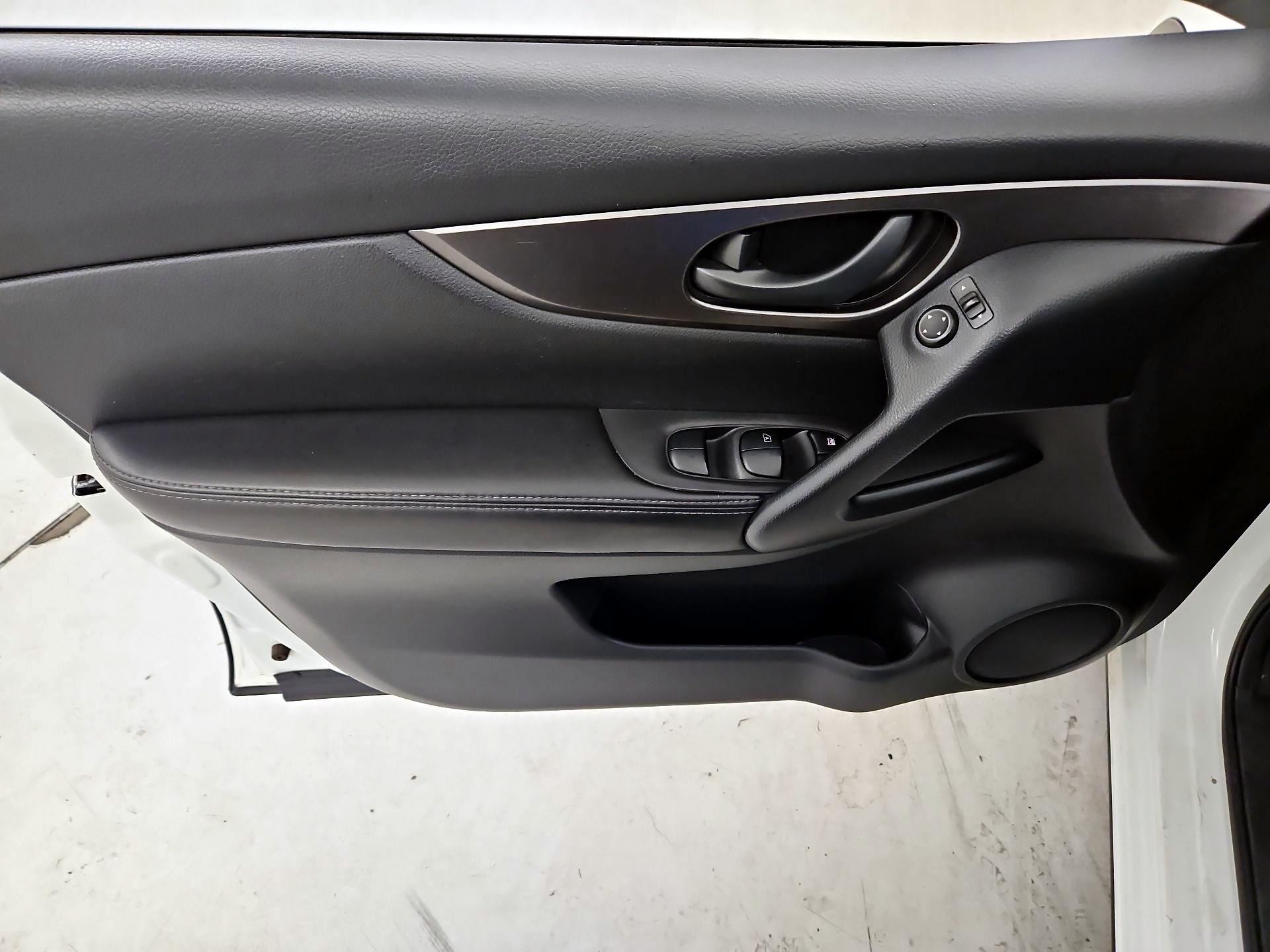 Thumbnail: 2021 Nissan Rogue Sport - 12