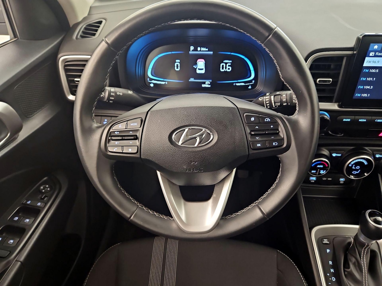 2025 Hyundai Venue SEL - Photo 2