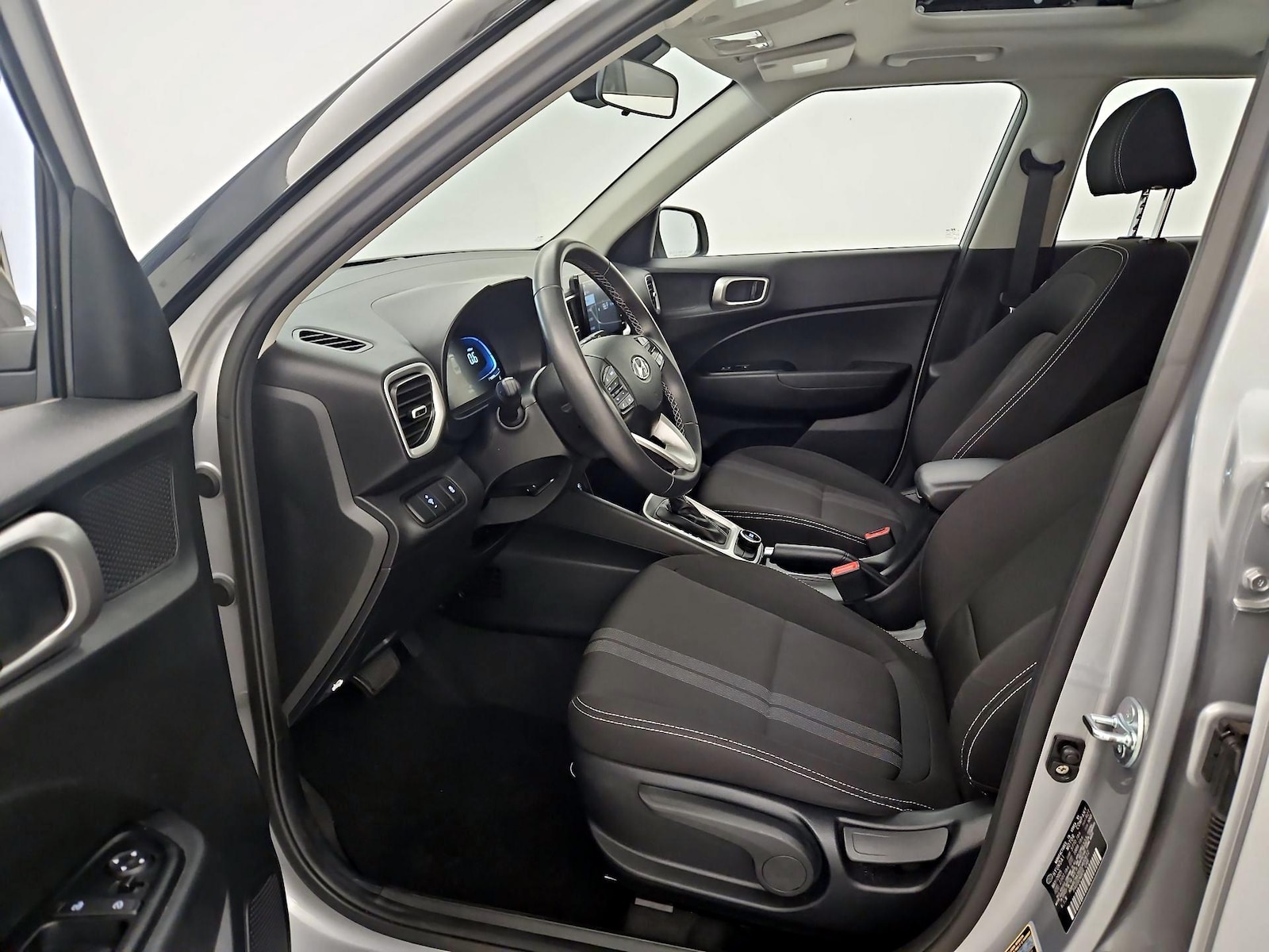 2025 Hyundai Venue SEL - Photo 3