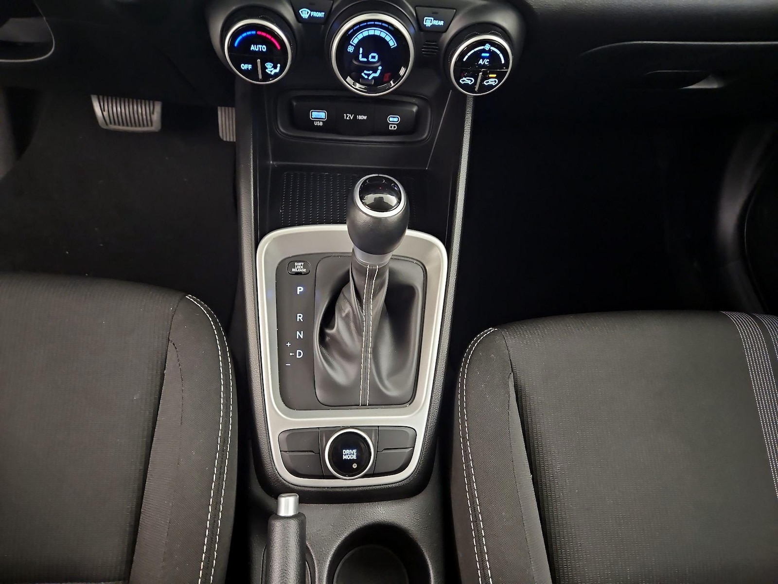 2025 Hyundai Venue SEL - Photo 9