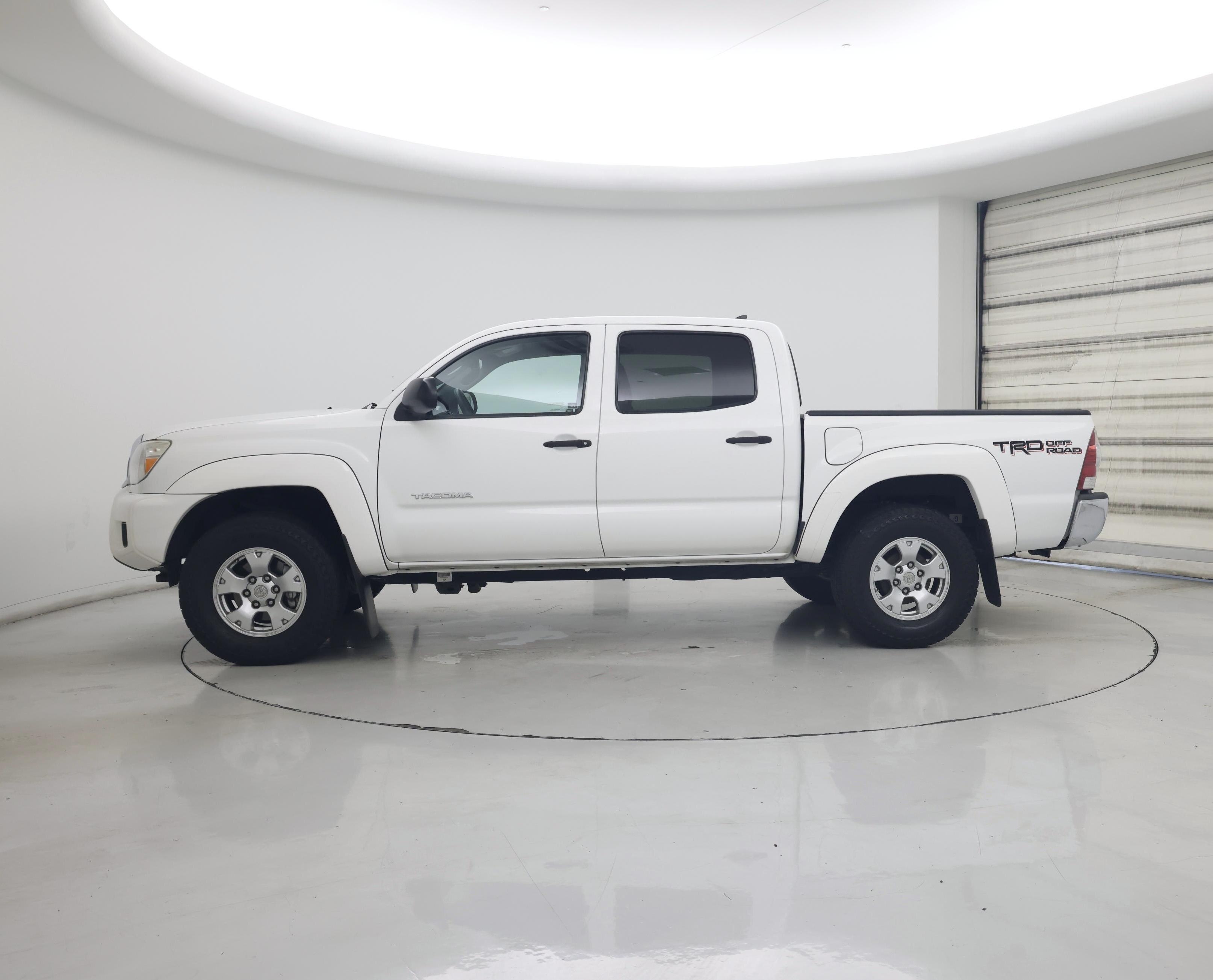 Thumbnail: 2015 Toyota Tacoma - 3