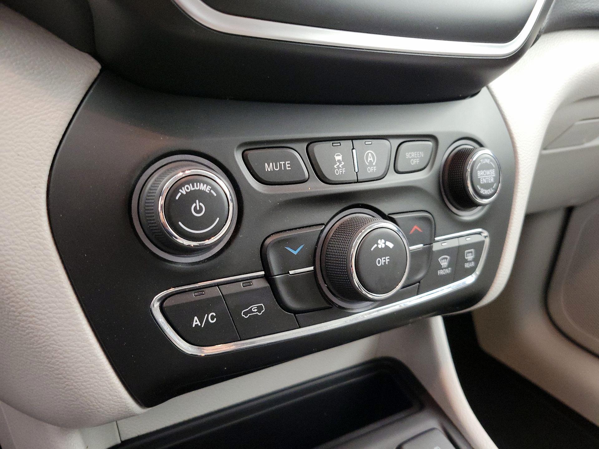Thumbnail: 2021 Jeep Cherokee - 16