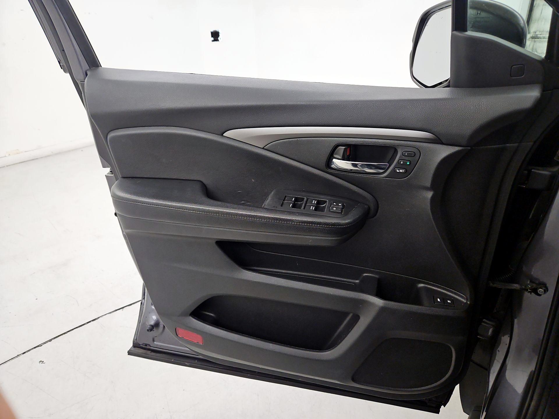Thumbnail: 2019 Honda Pilot - 12