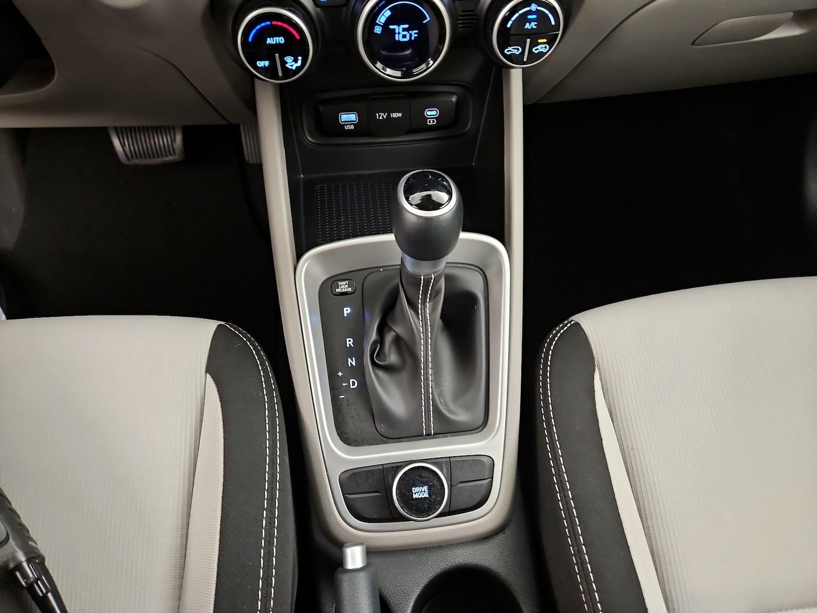 2025 Hyundai Venue SEL - Photo 18