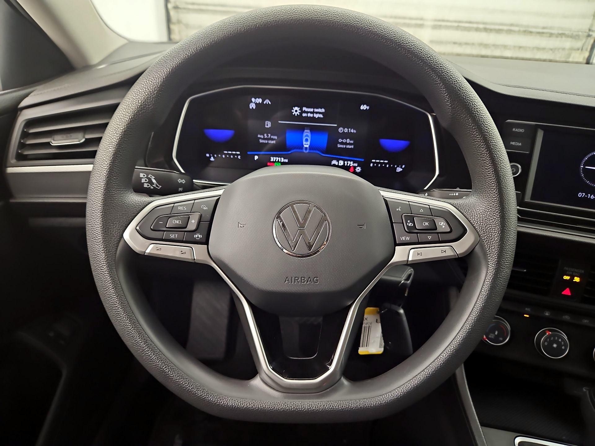 Thumbnail: 2023 Volkswagen Jetta - 10