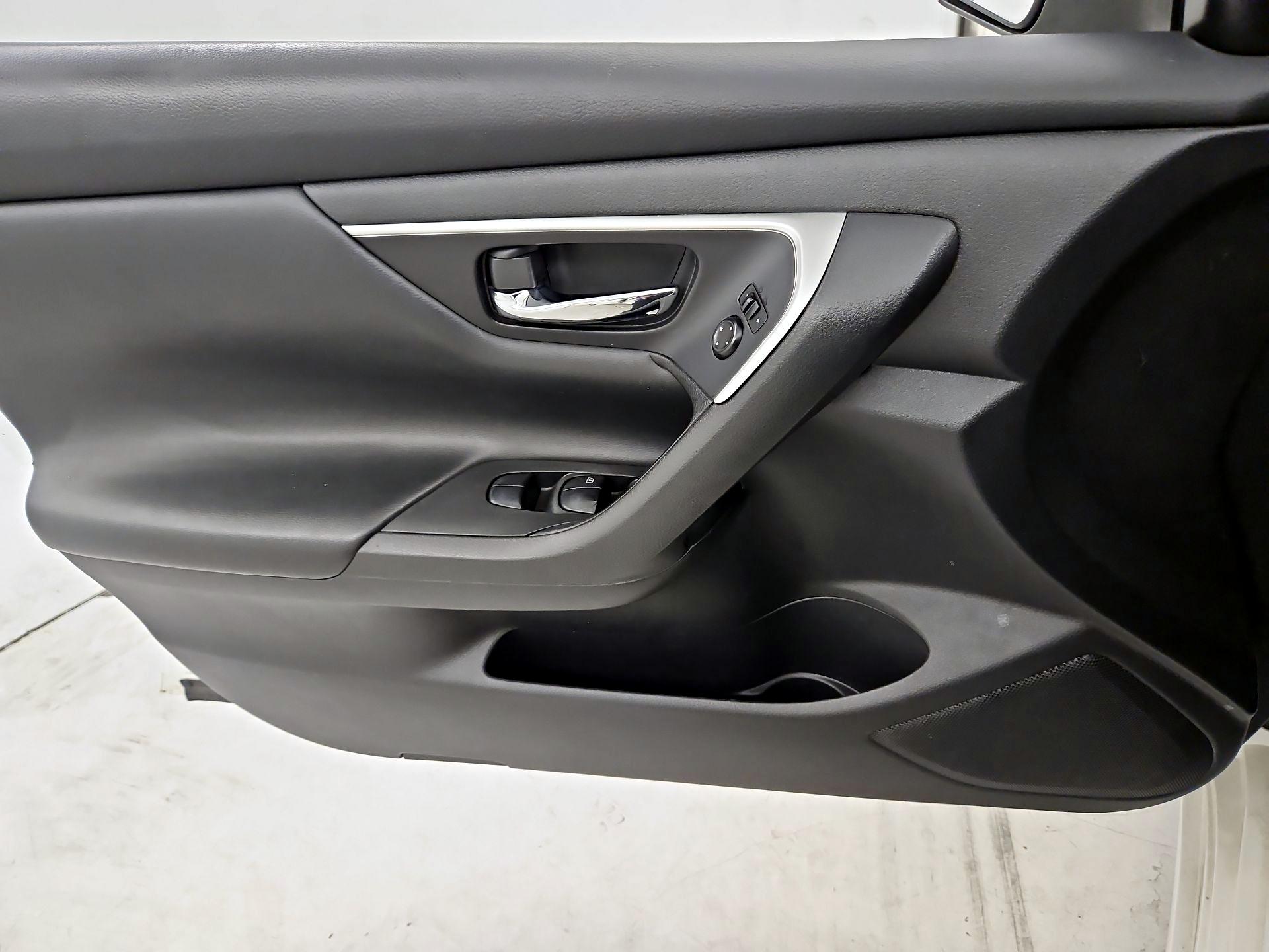 Thumbnail: 2016 Nissan Altima - 12