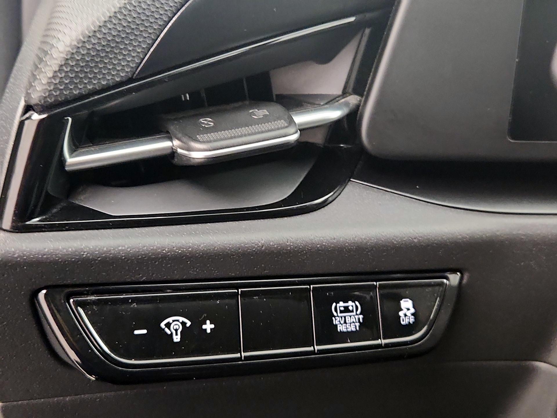 Thumbnail: 2023 Kia Niro - 13