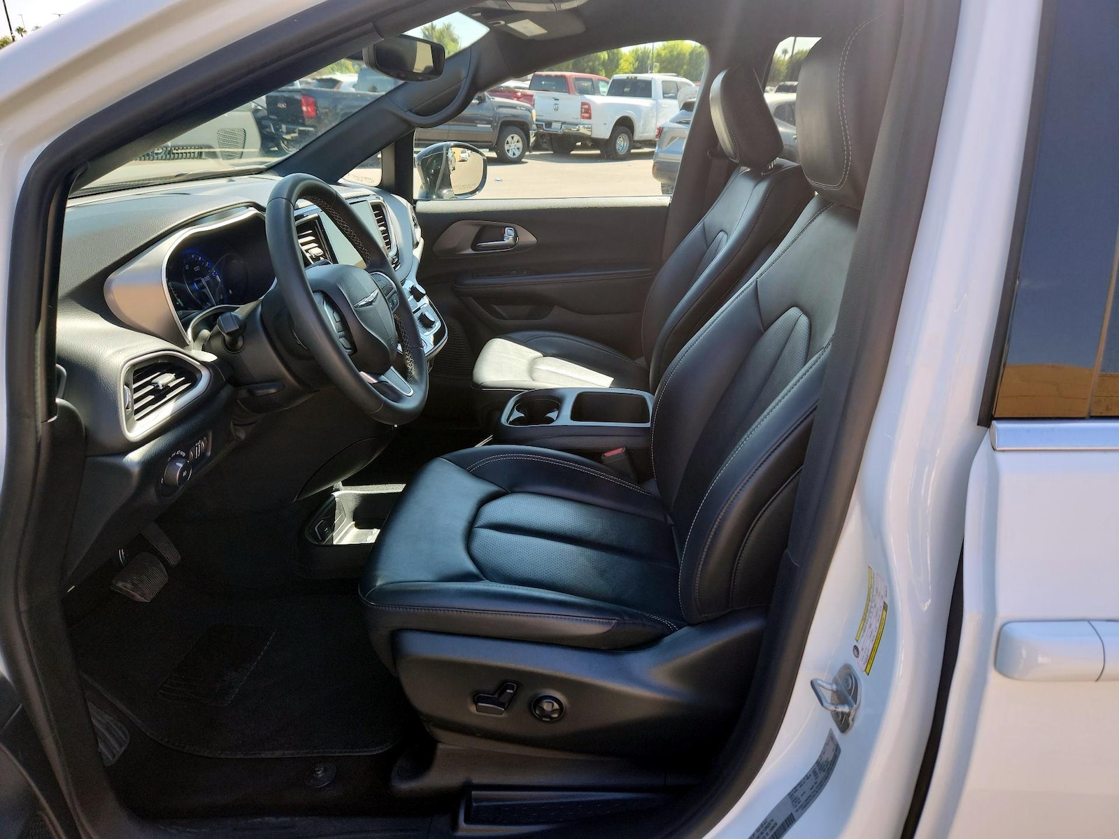 2025 Chrysler Pacifica Select - Photo 11