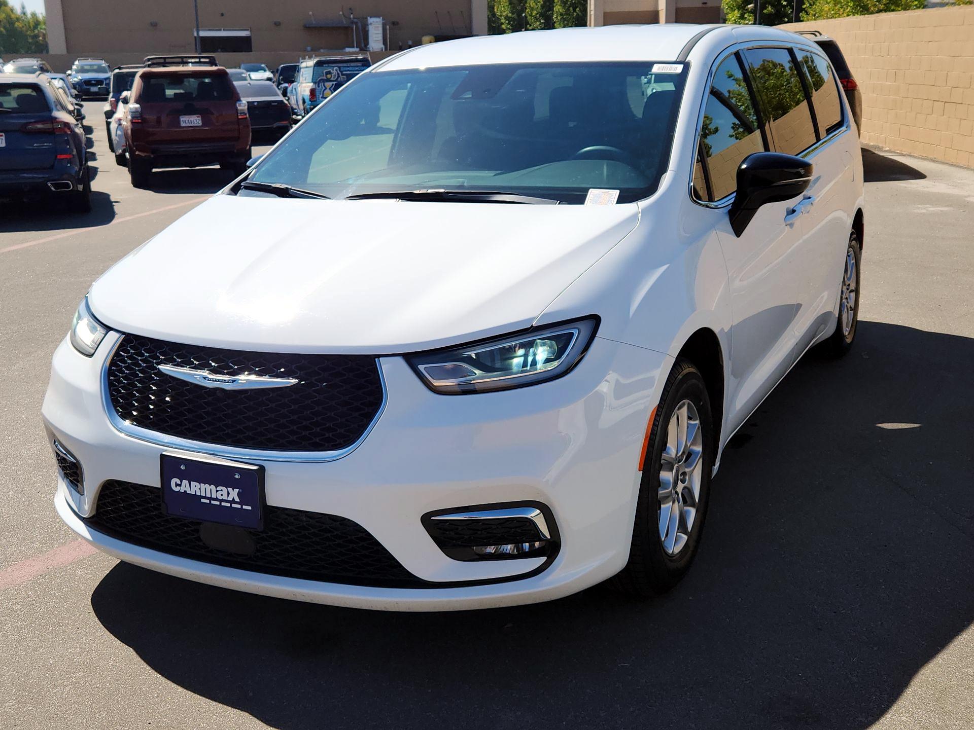 Thumbnail: 2025 Chrysler Pacifica - 3
