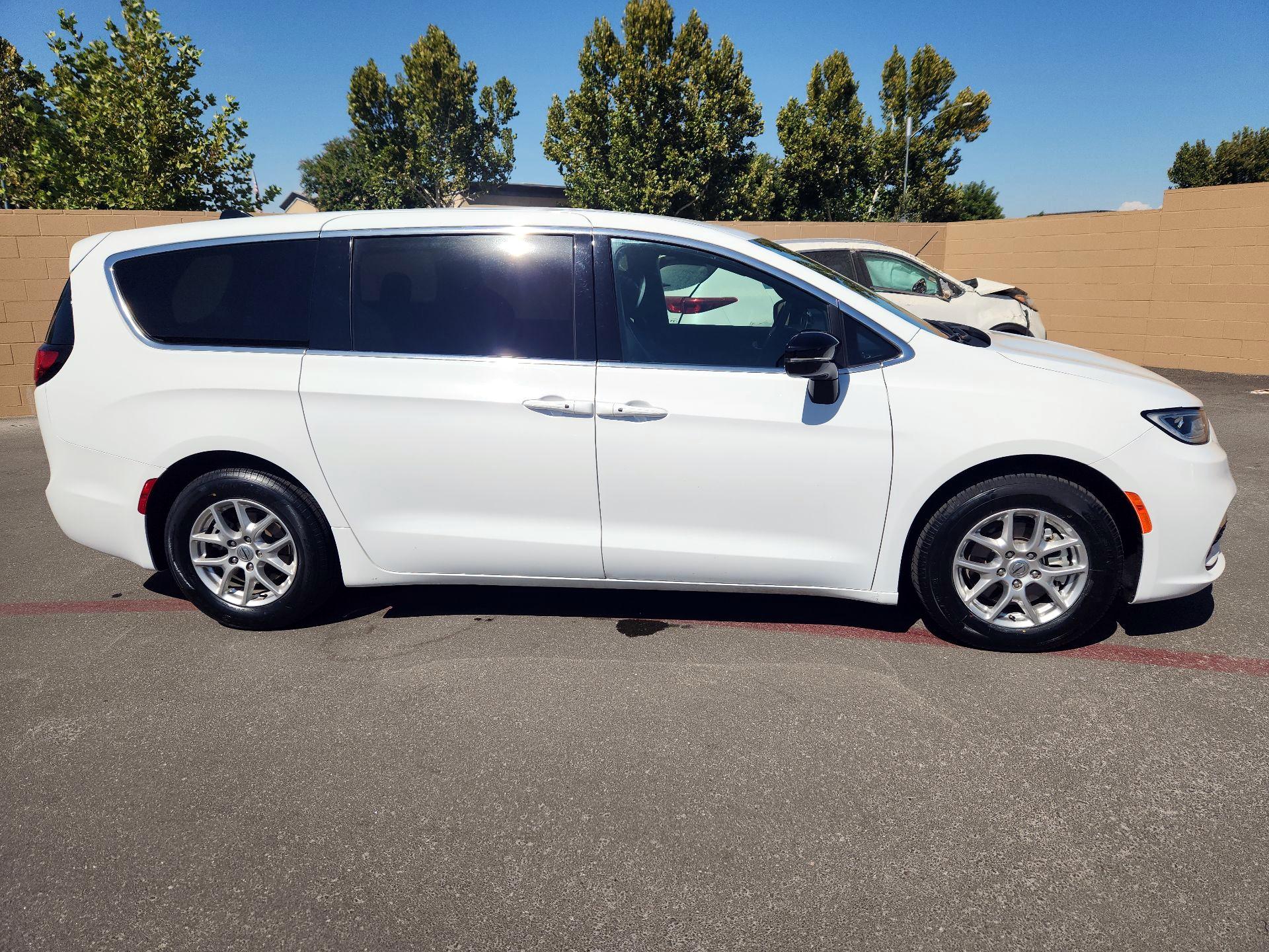 Thumbnail: 2025 Chrysler Pacifica - 4