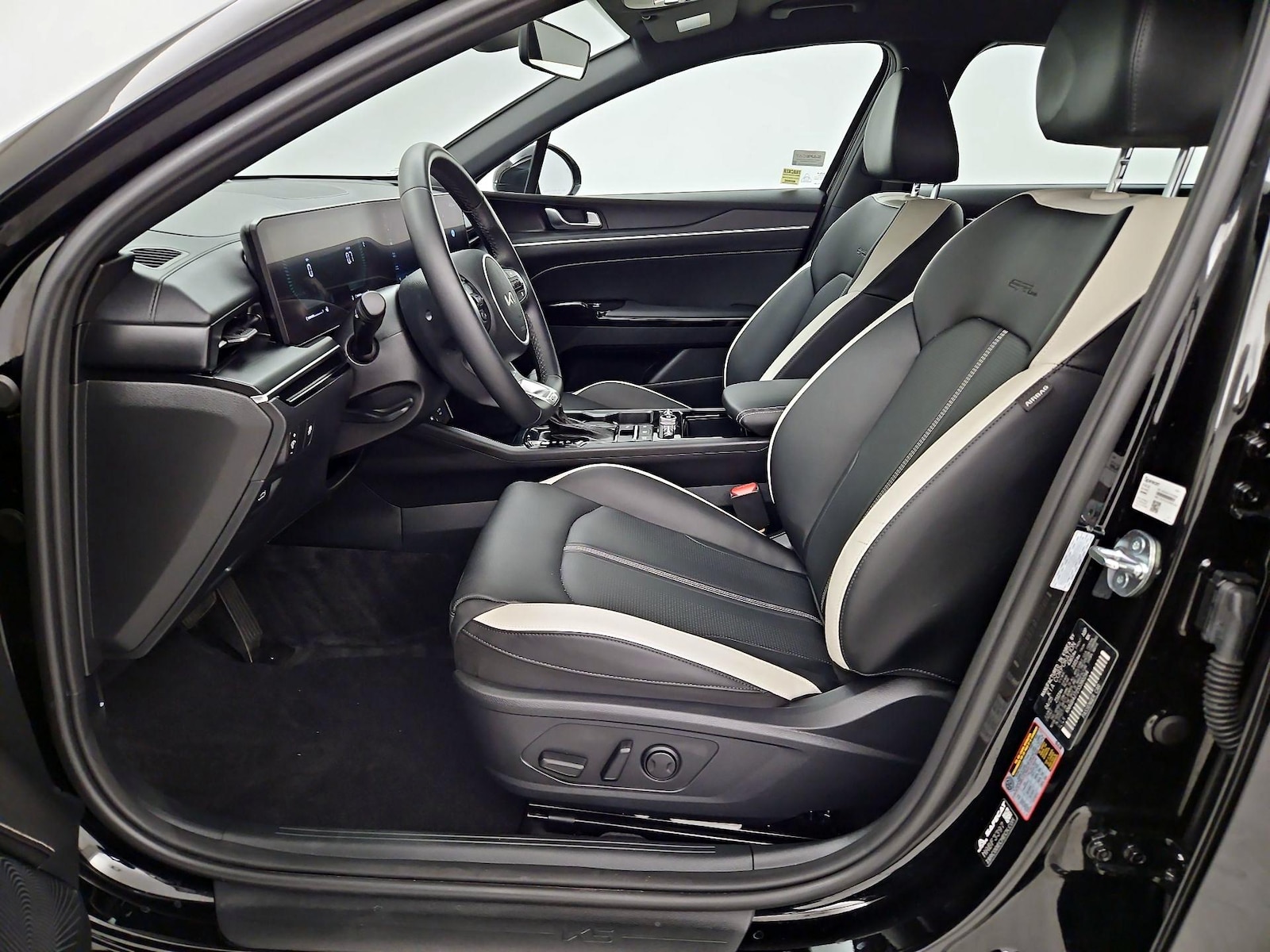 2025 Kia K5 GT-Line - Photo 12