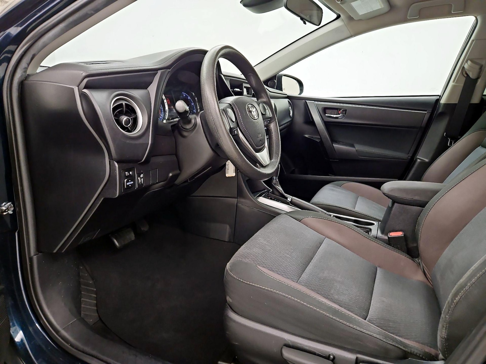 2018 Toyota Corolla LE - Photo 12