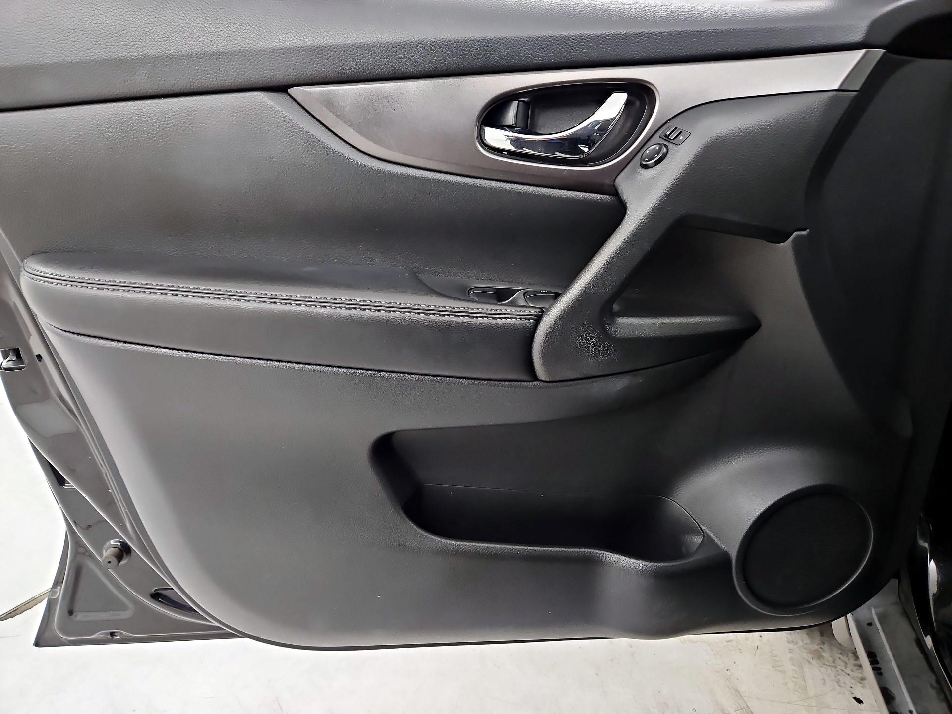 Thumbnail: 2015 Nissan Rogue - 12