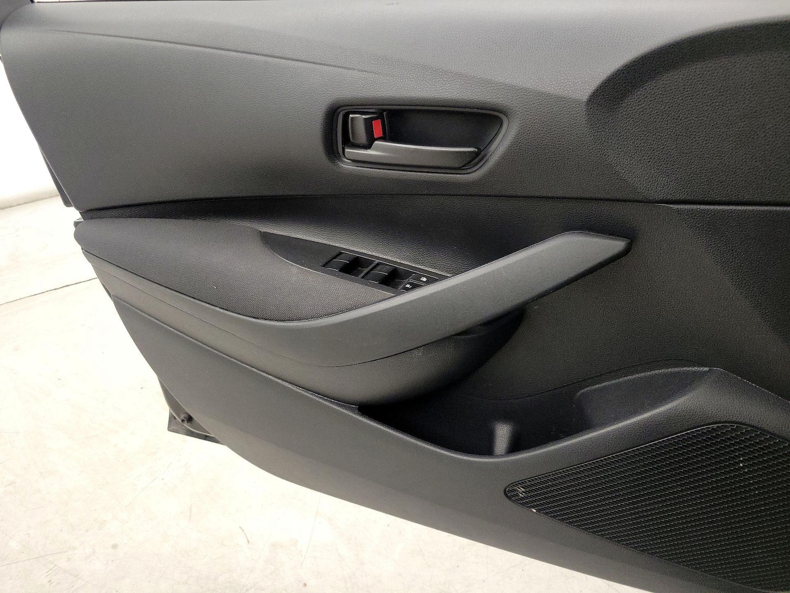 2025 Toyota Corolla LE - Photo 13