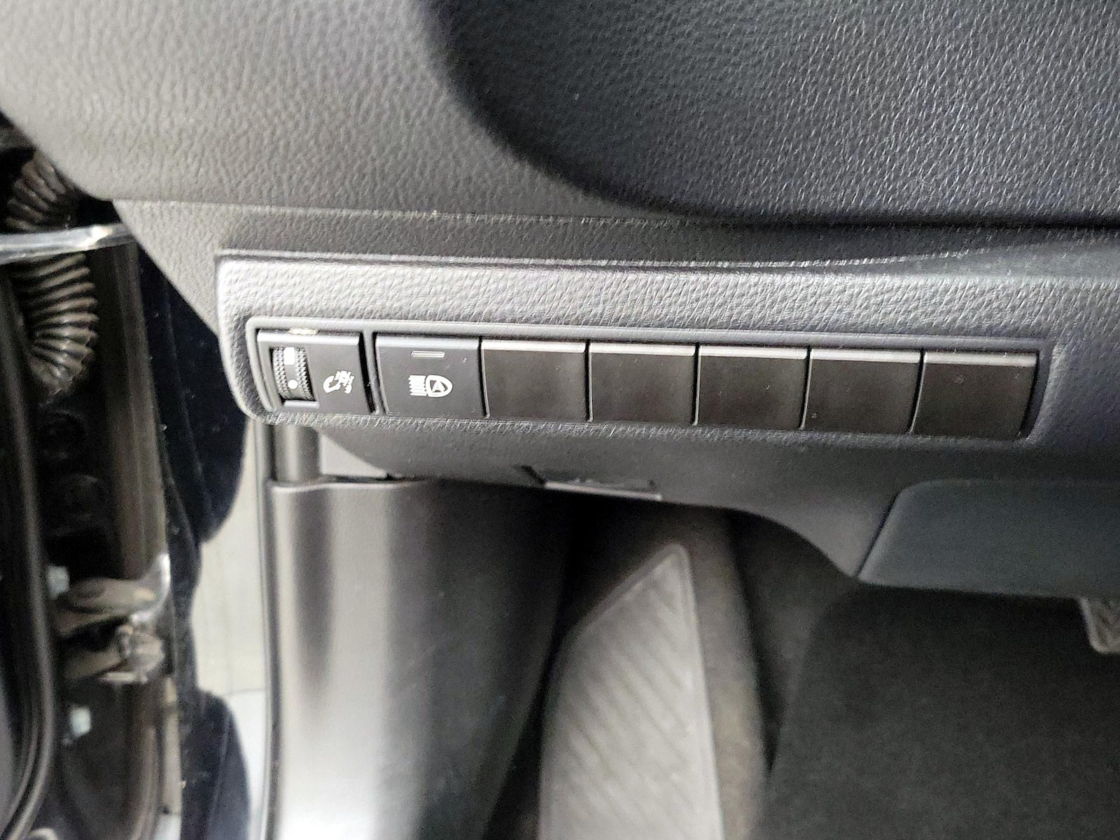 2025 Toyota Corolla LE - Photo 14