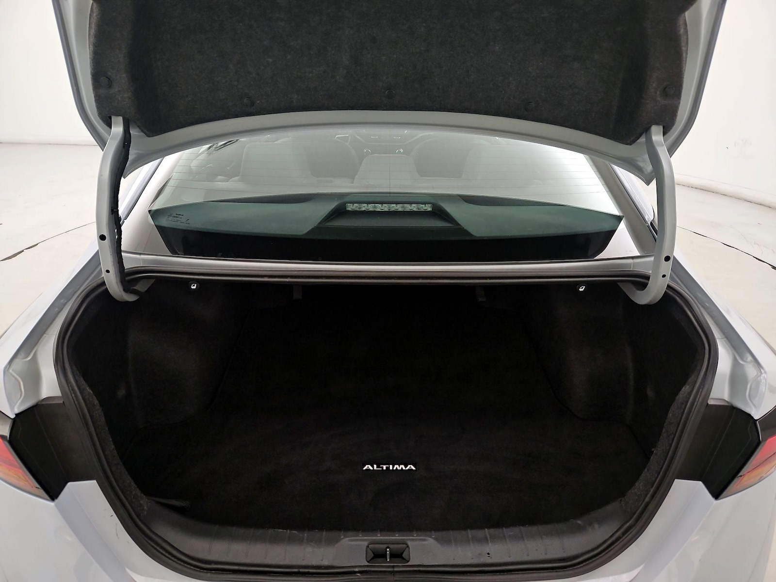 2025 Nissan Altima SR - Photo 13