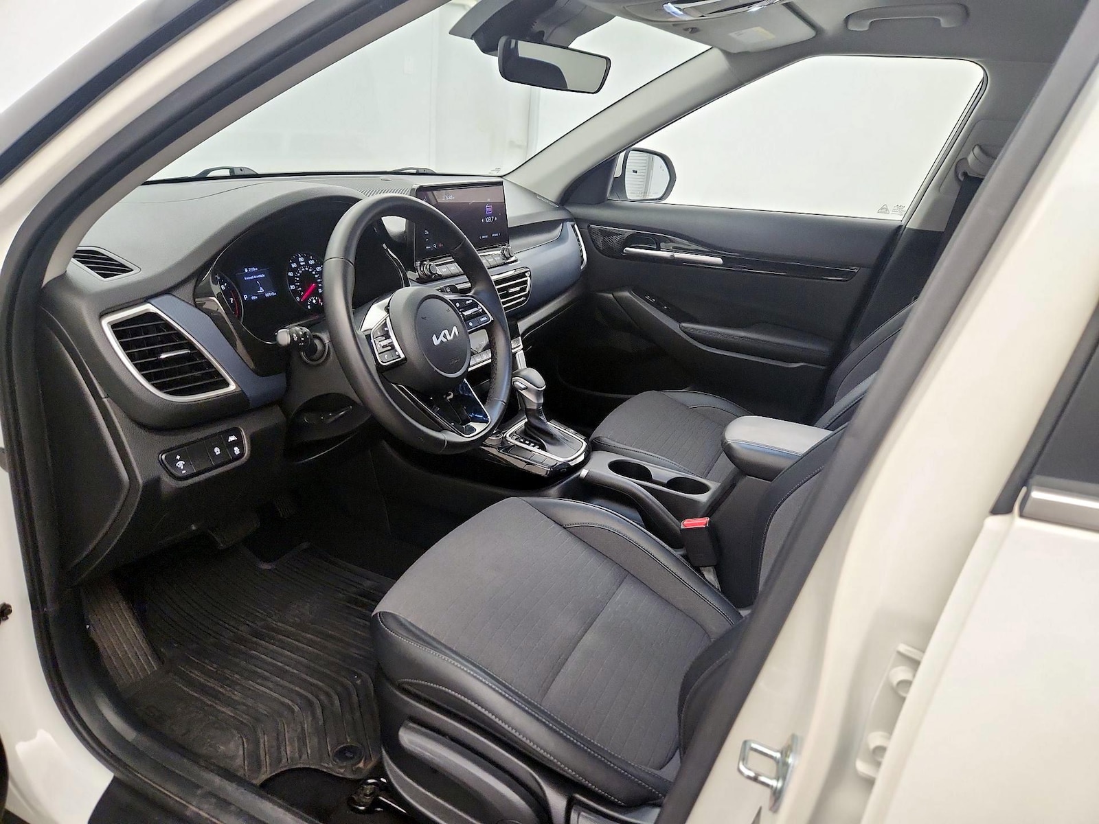 2023 Kia Seltos S - Photo 12