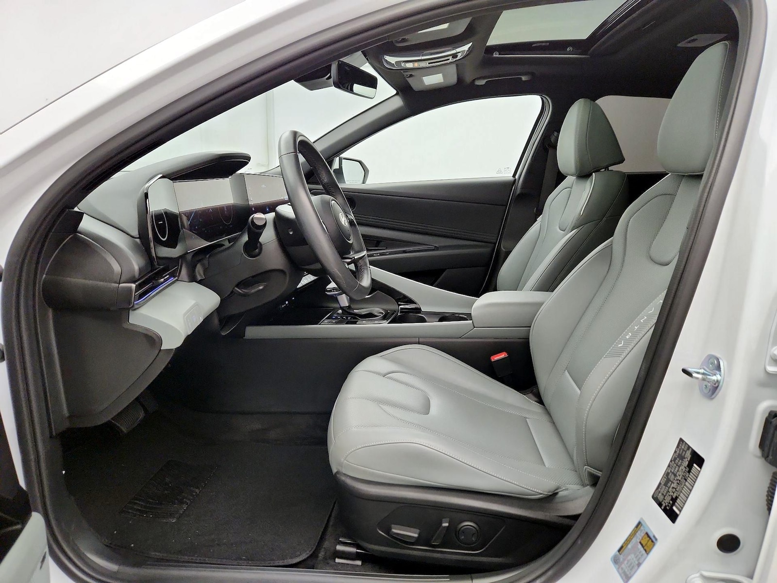 2025 Hyundai Elantra Limited - Photo 12