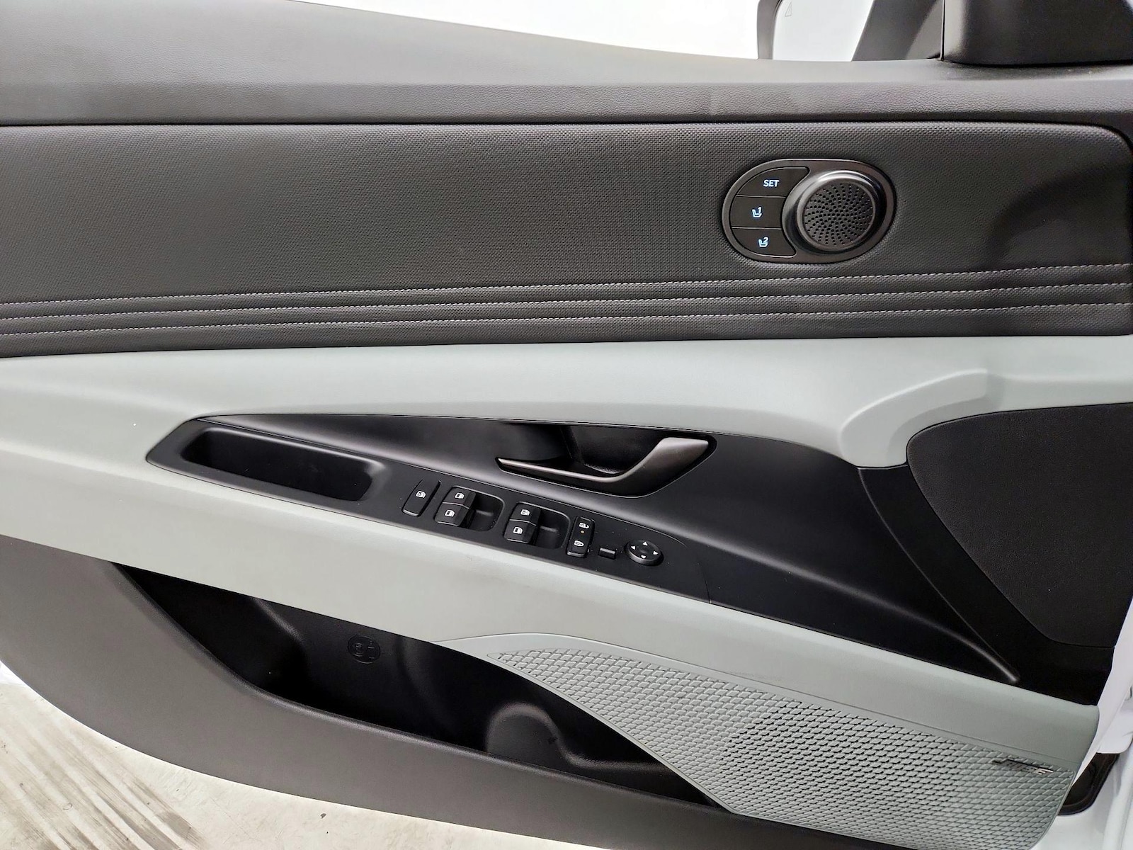 2025 Hyundai Elantra Limited - Photo 13
