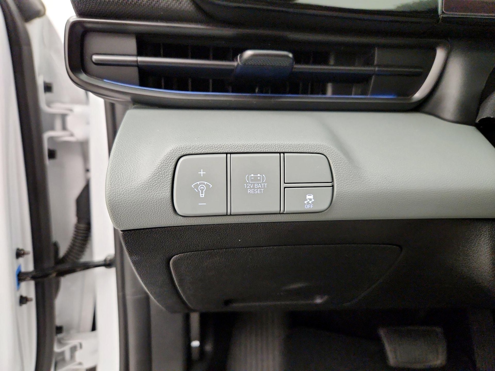 2025 Hyundai Elantra Limited - Photo 14