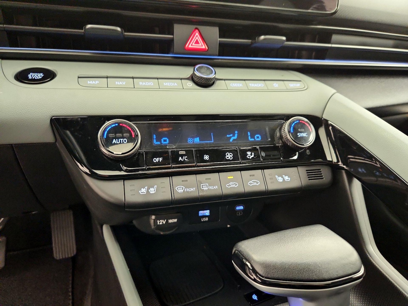 2025 Hyundai Elantra Limited - Photo 18
