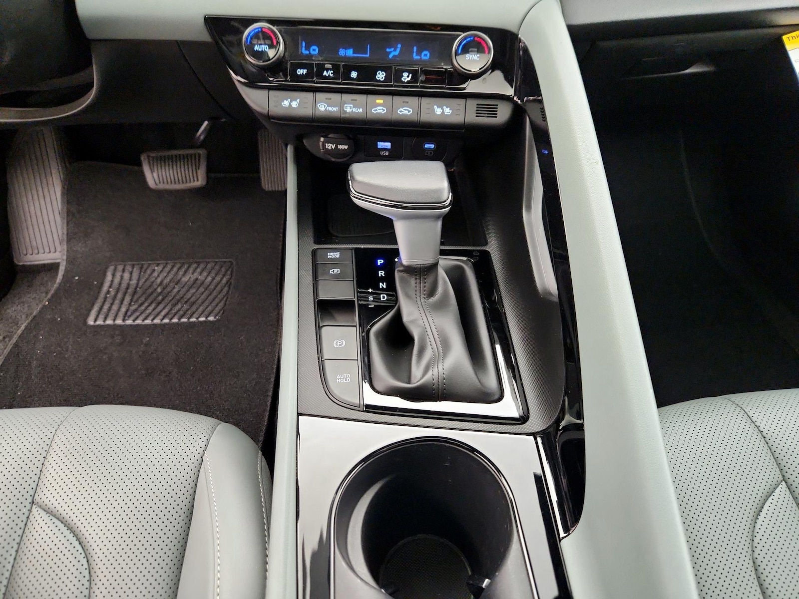 2025 Hyundai Elantra Limited - Photo 19