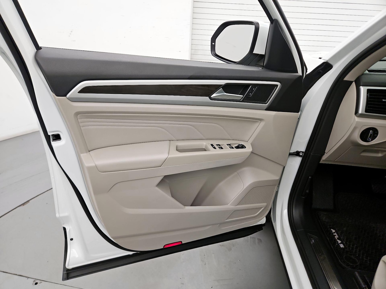 2022 Volkswagen Atlas SE w/Tech - Photo 11