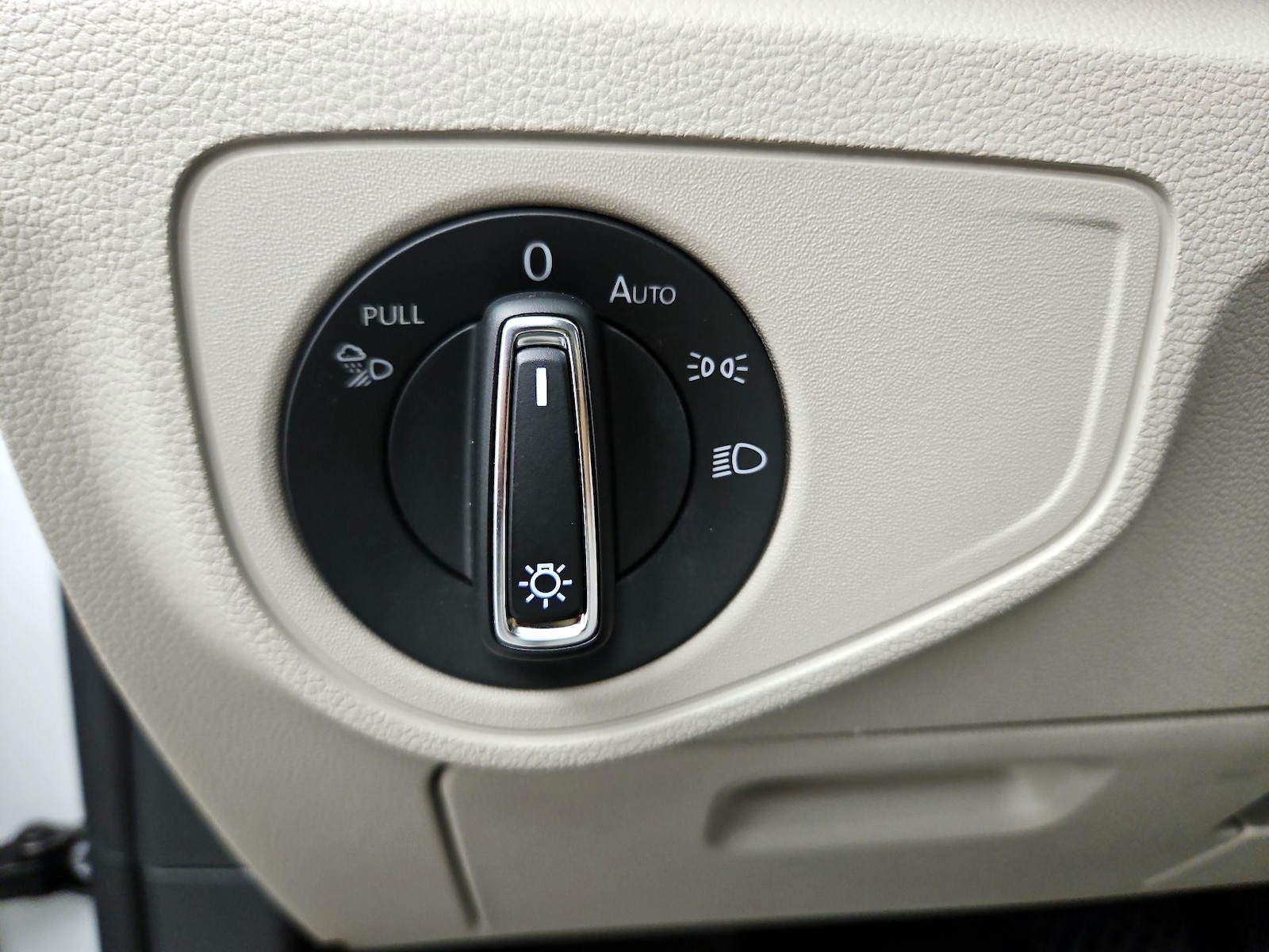 2022 Volkswagen Atlas SE w/Tech - Photo 12