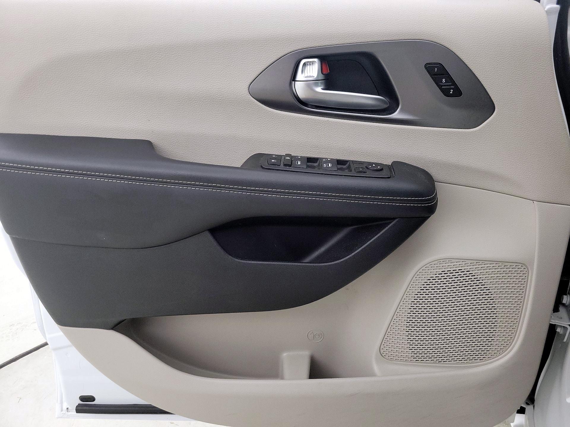 Thumbnail: 2023 Chrysler Pacifica - 12