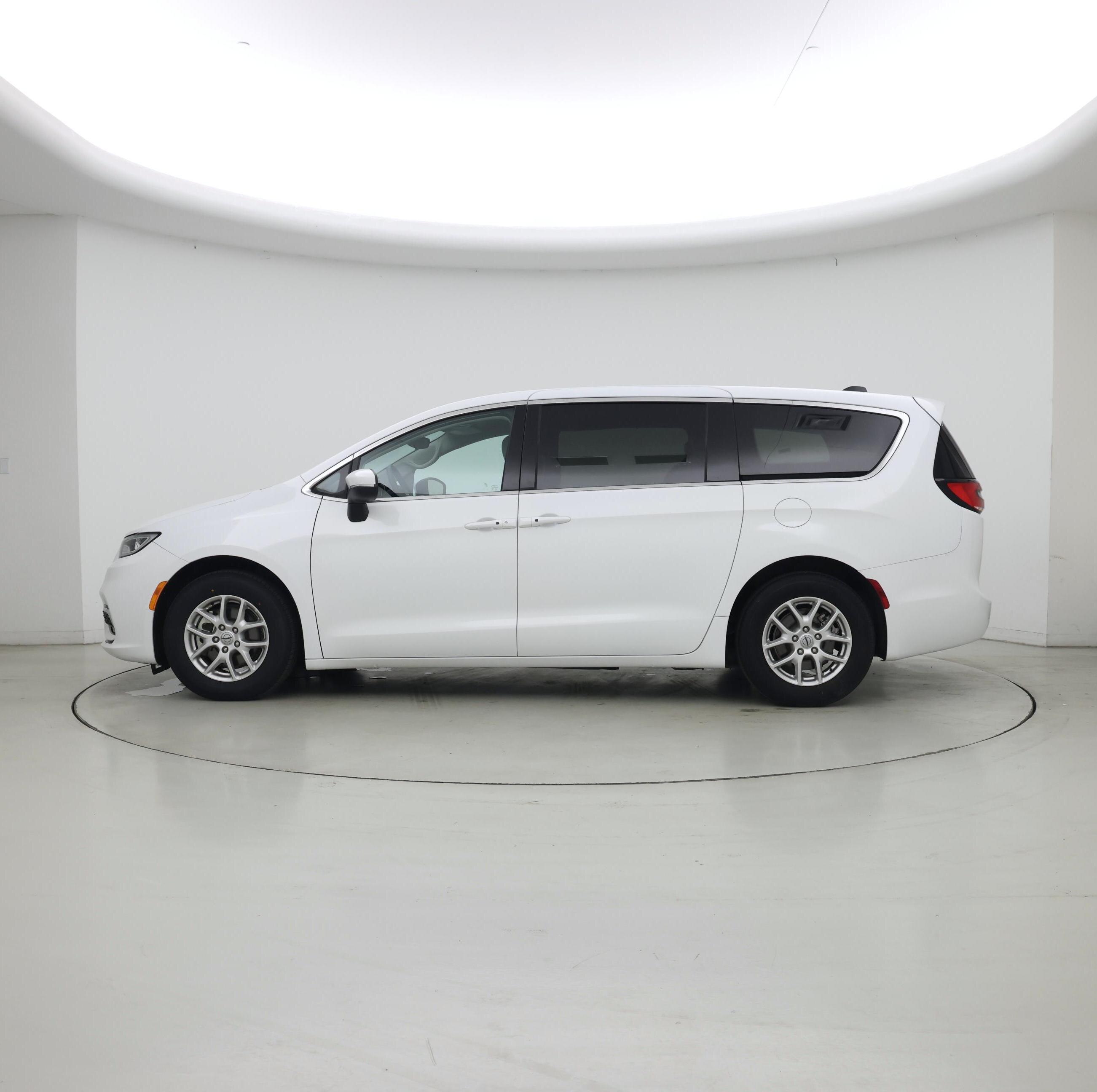 Thumbnail: 2023 Chrysler Pacifica - 3