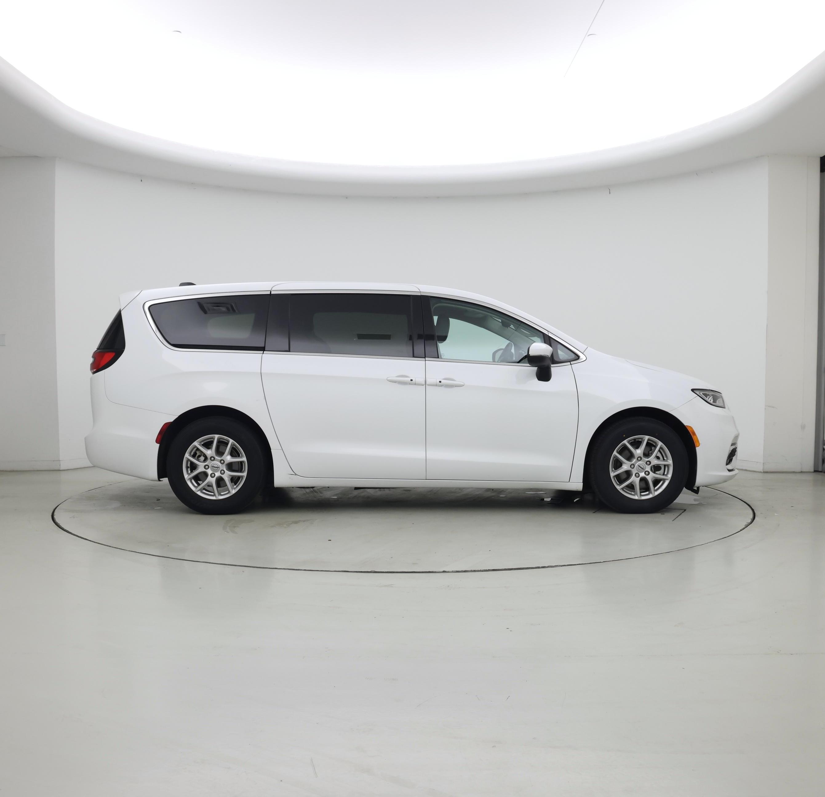 Thumbnail: 2023 Chrysler Pacifica - 7