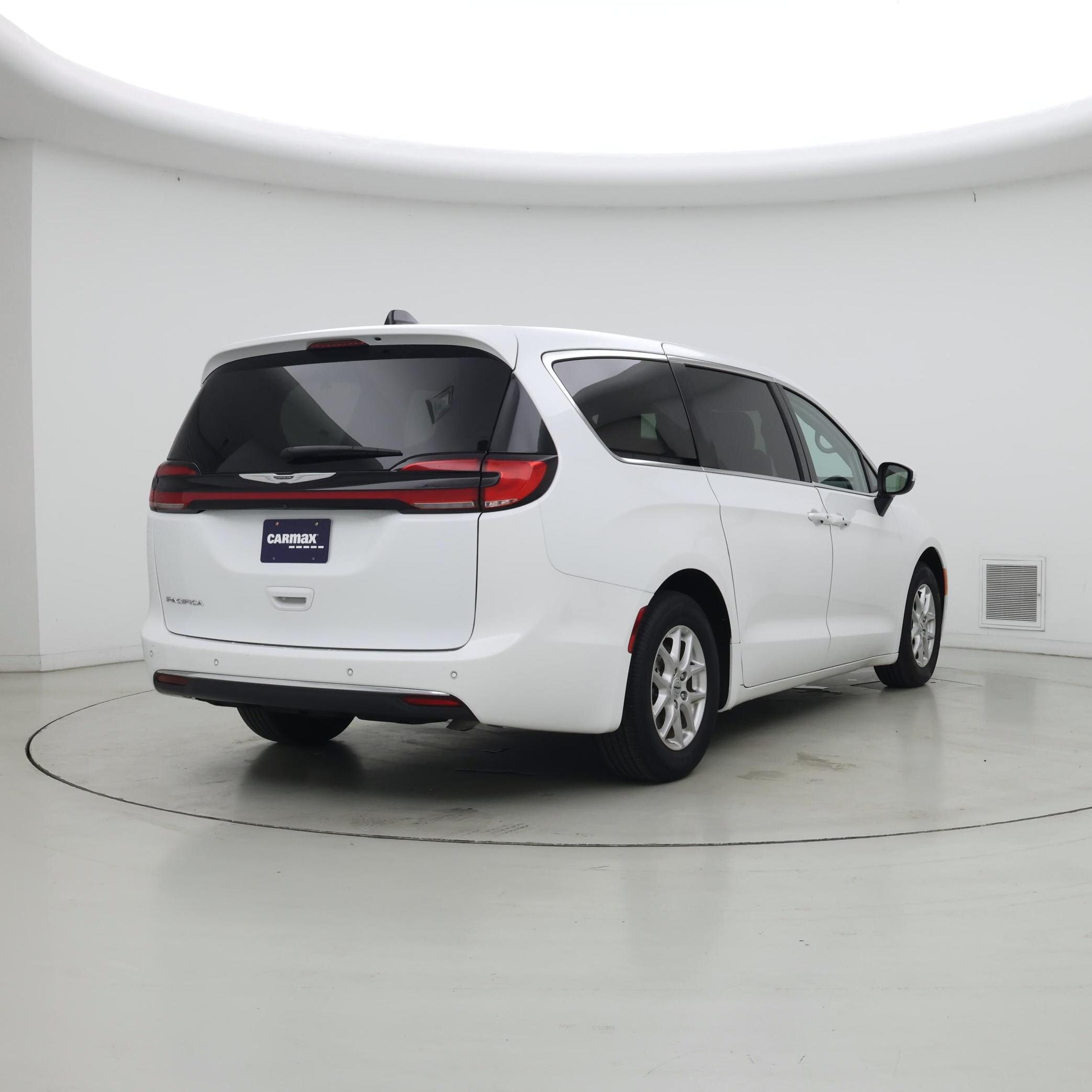 Thumbnail: 2023 Chrysler Pacifica - 8