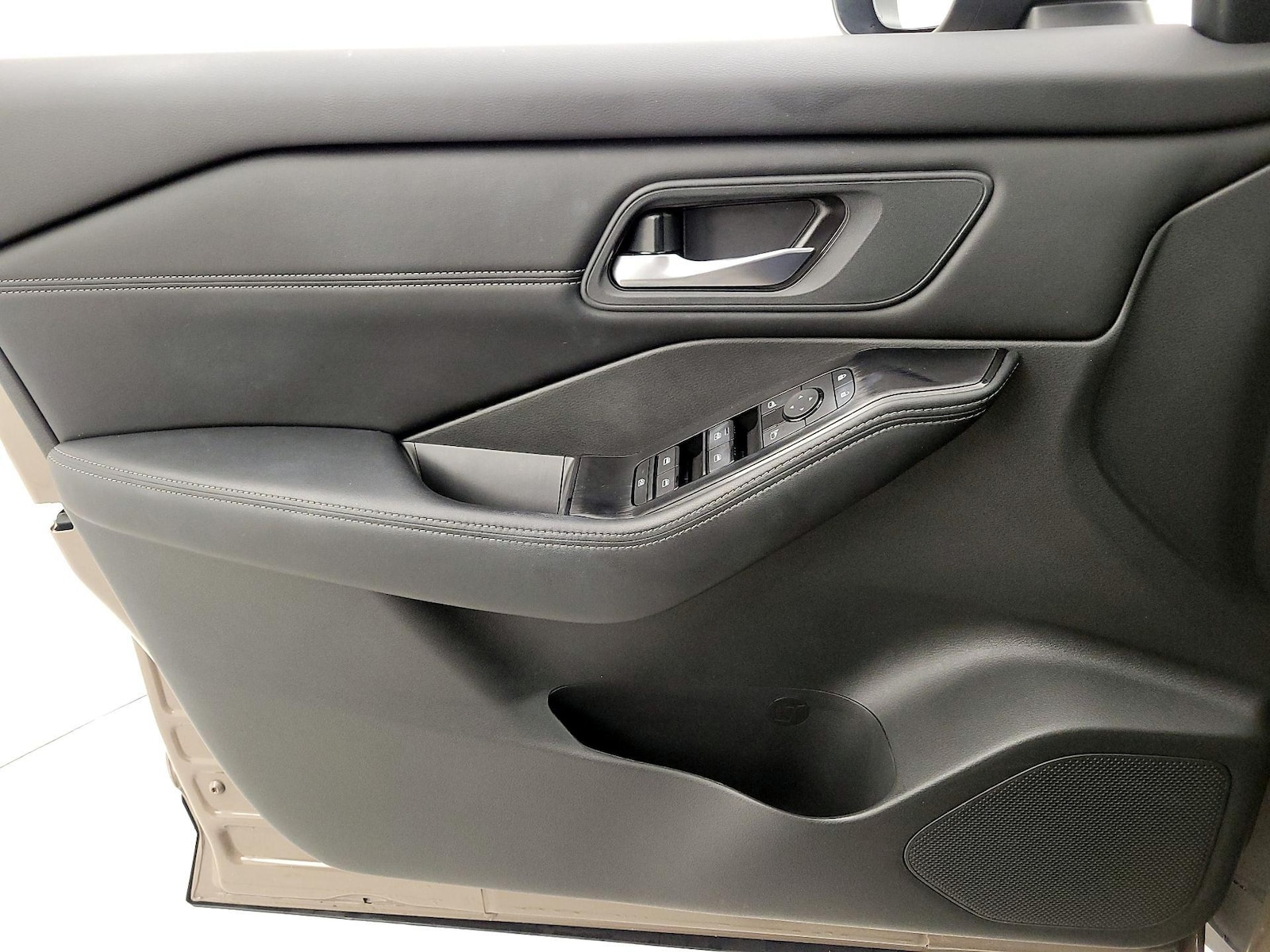 2024 Nissan Rogue SV - Photo 13