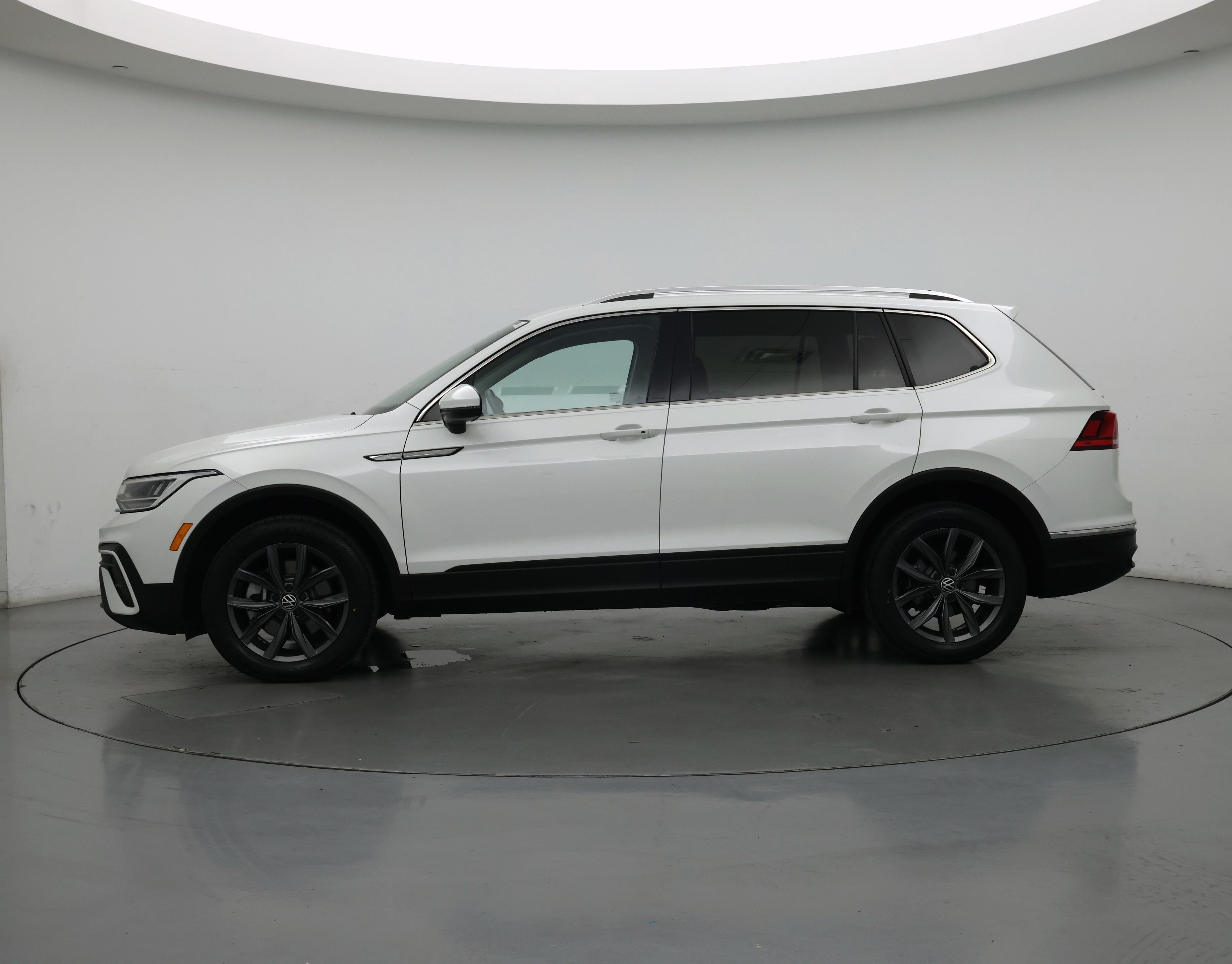 Thumbnail: 2023 Volkswagen Tiguan - 3