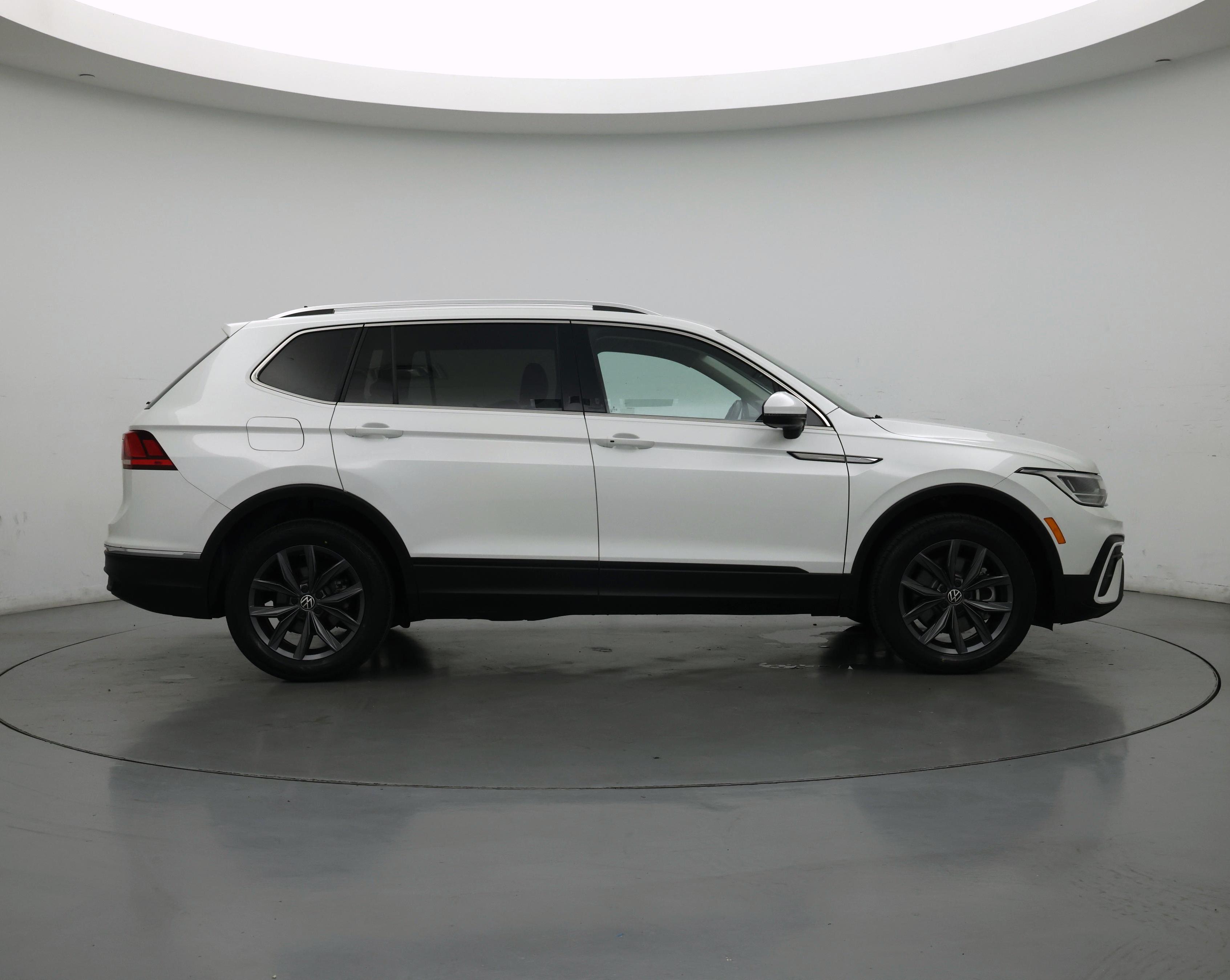 Thumbnail: 2023 Volkswagen Tiguan - 7