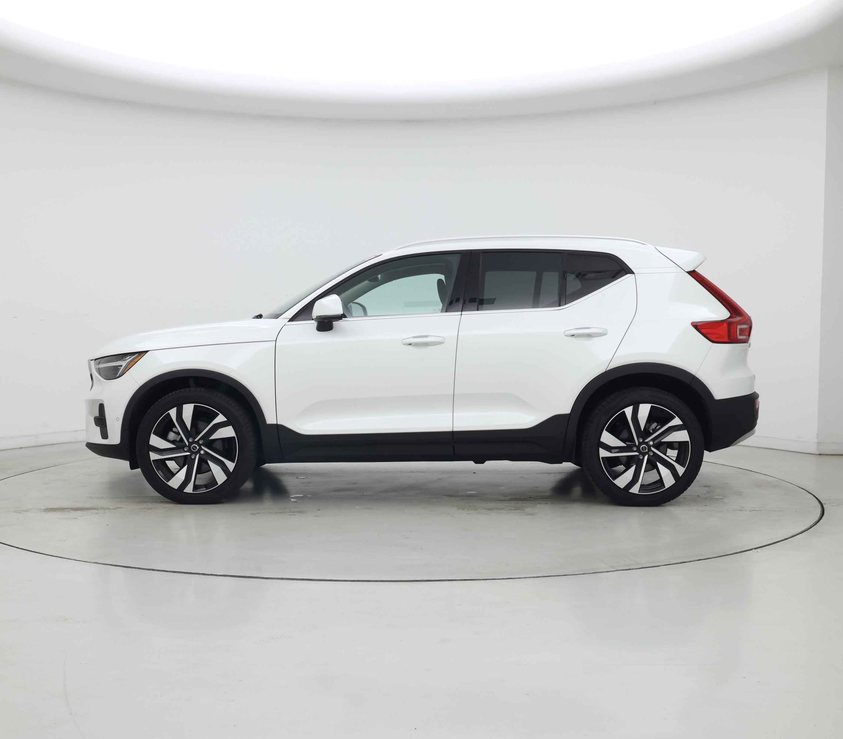 Thumbnail: 2025 Volvo XC40 - 4