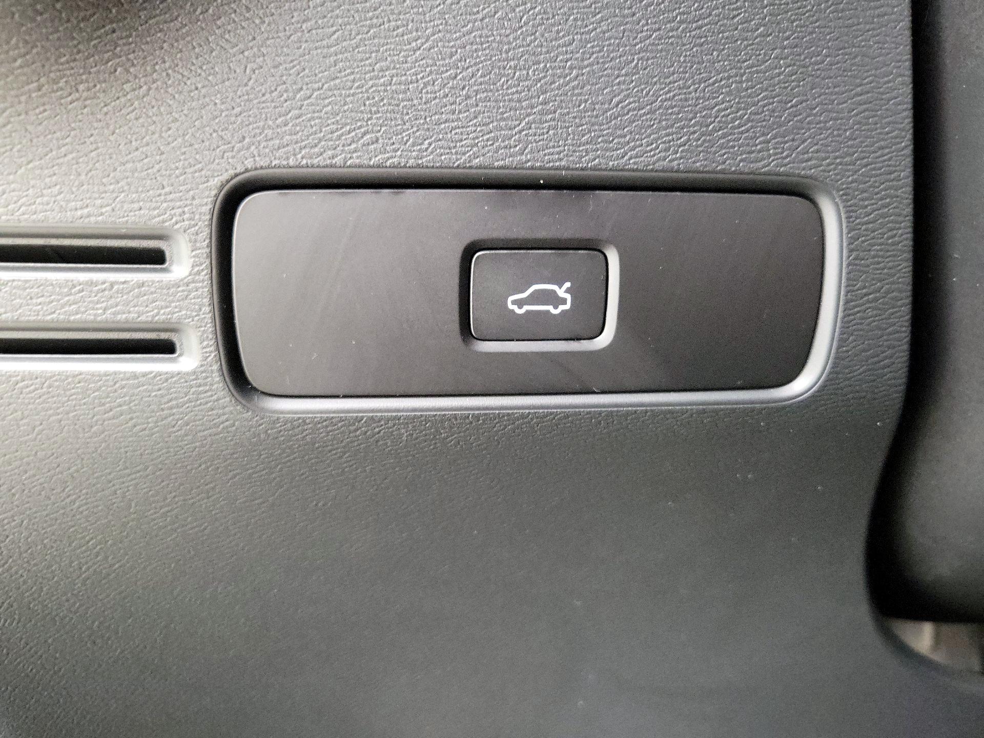 Thumbnail: 2023 Volvo XC40 - 13