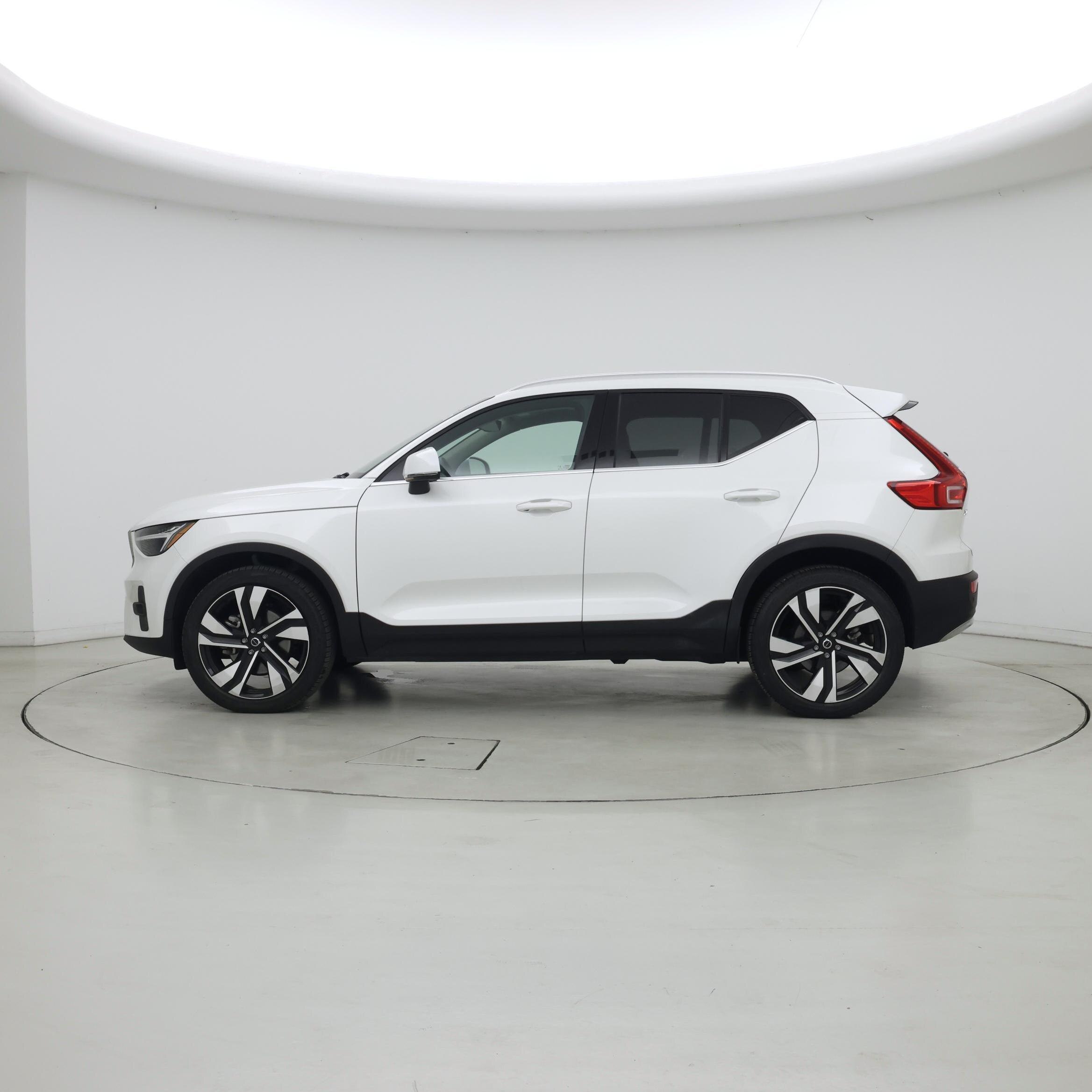 Thumbnail: 2023 Volvo XC40 - 3