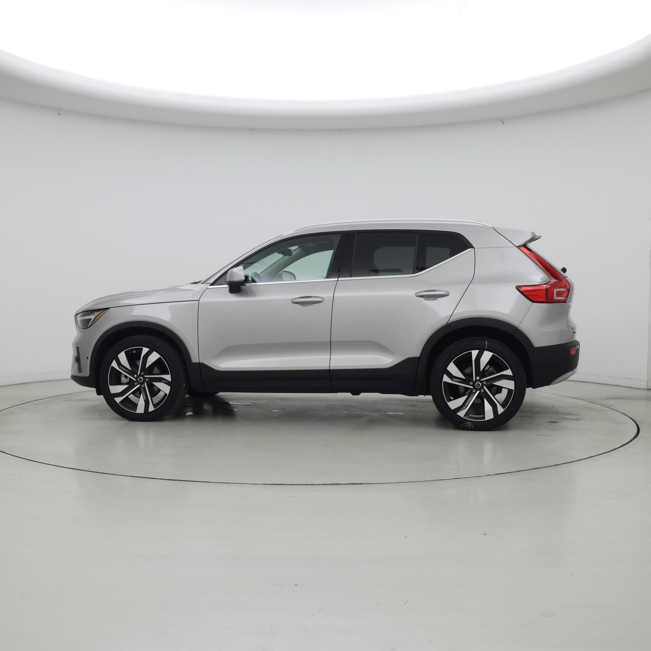 Thumbnail: 2023 Volvo XC40 - 3