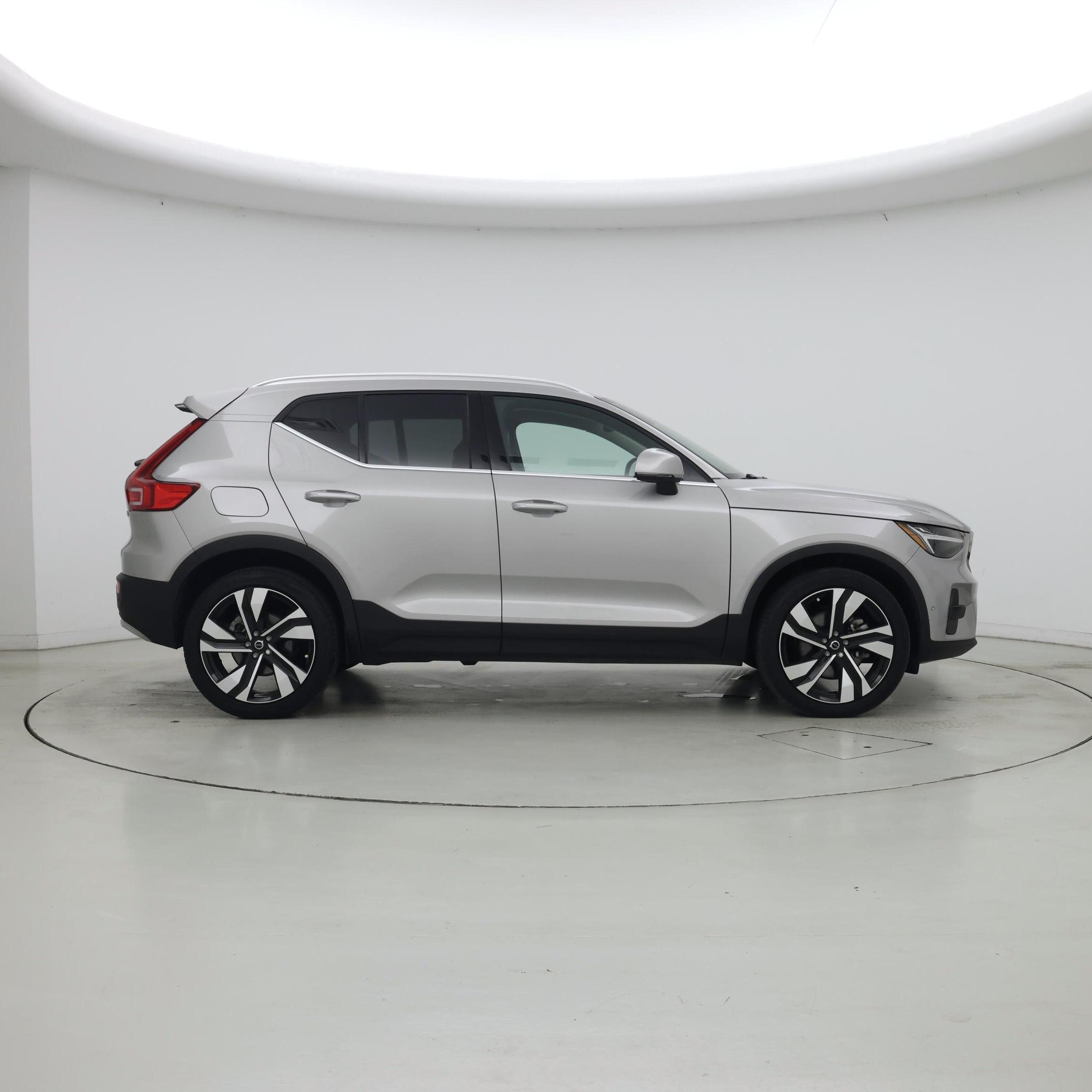Thumbnail: 2023 Volvo XC40 - 7